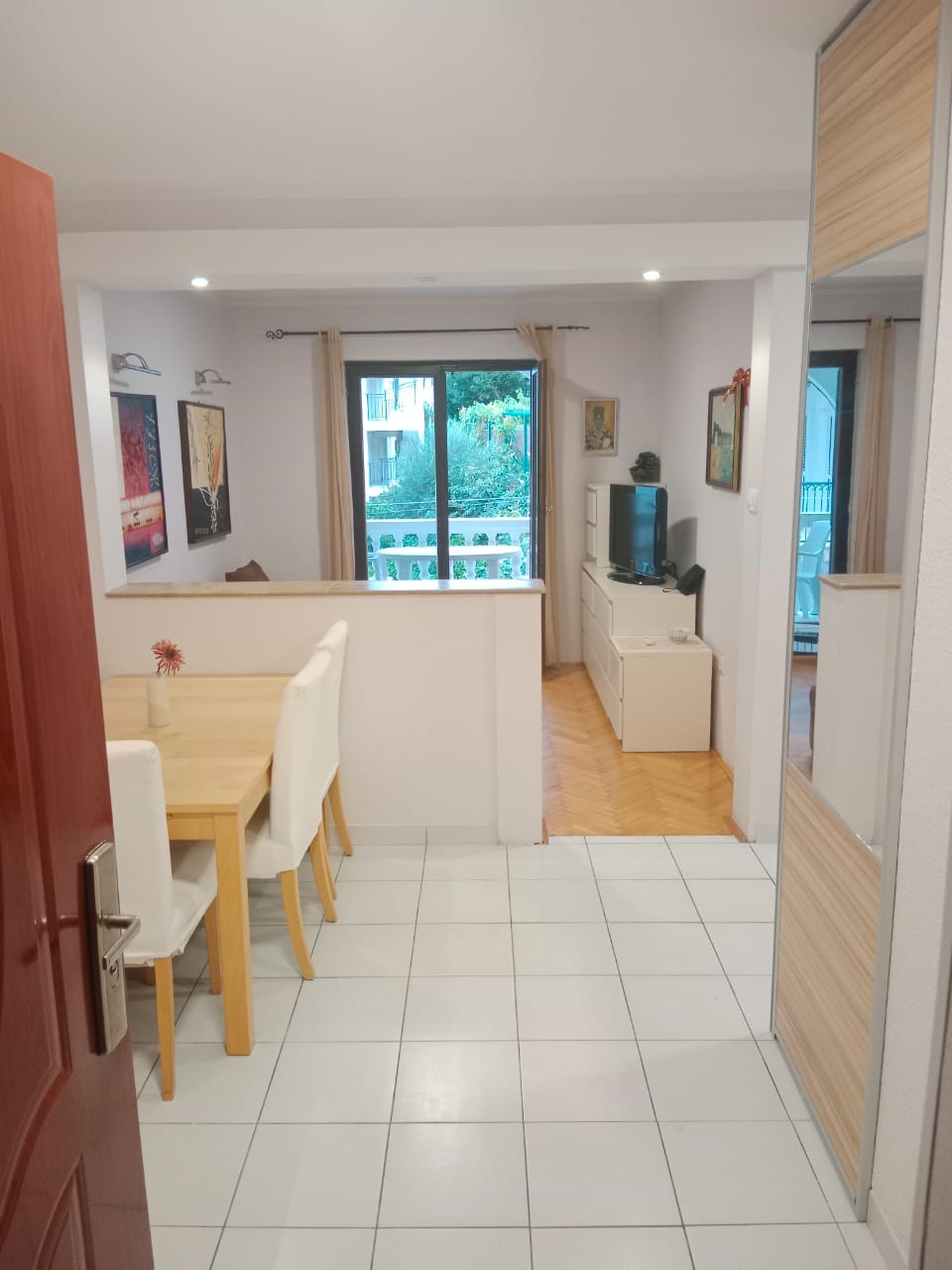 amforaproperty.com/Jednosoban  namešten stan, na odlicnoj lokaciji preko puta Hotela Hermes u Budvi. (NA DUZI PERIOD)