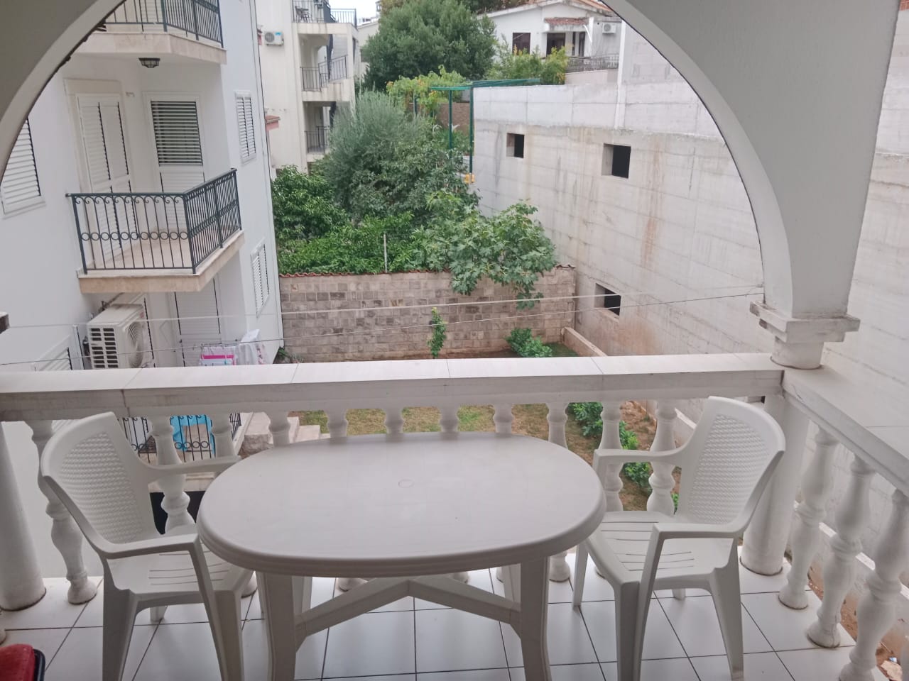 amforaproperty.com/Jednosoban  namešten stan, na odlicnoj lokaciji preko puta Hotela Hermes u Budvi. (NA DUZI PERIOD)