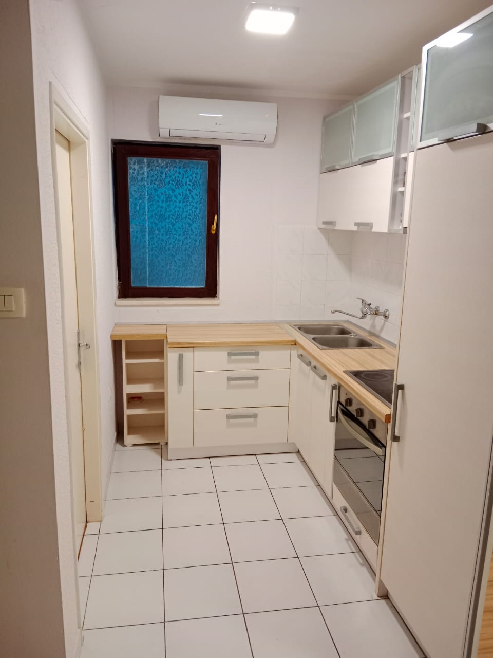 amforaproperty.com/Jednosoban  namešten stan, na odlicnoj lokaciji preko puta Hotela Hermes u Budvi. (NA DUZI PERIOD)