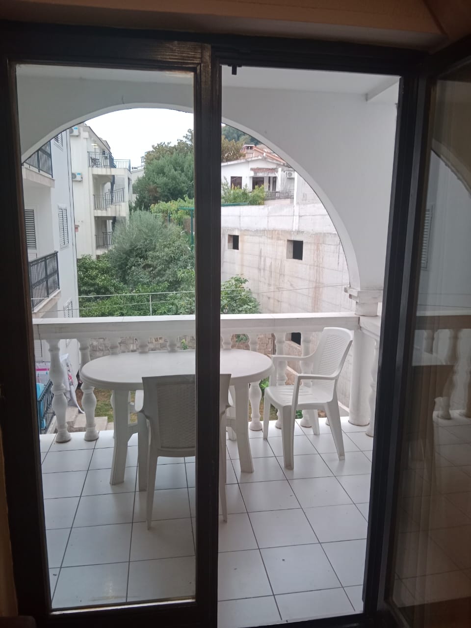 amforaproperty.com/Jednosoban  namešten stan, na odlicnoj lokaciji preko puta Hotela Hermes u Budvi. (NA DUZI PERIOD)
