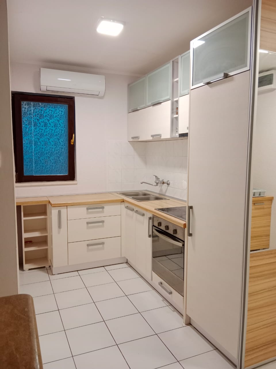 amforaproperty.com/Jednosoban  namešten stan, na odlicnoj lokaciji preko puta Hotela Hermes u Budvi. (NA DUZI PERIOD)