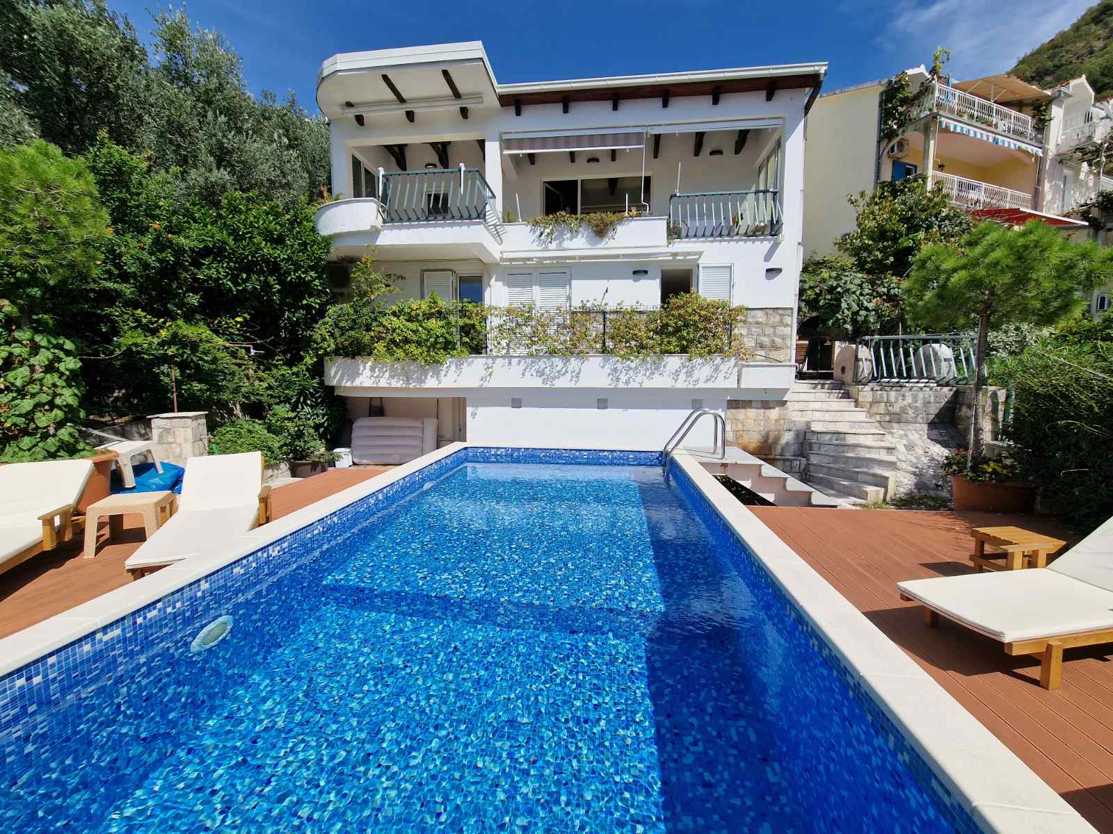 Luksuzna vila sa bazenom i panoramskim pogledom na more na lokaciji Sv. Stefan (Na period do 01.06.2023) - Amfora Real Estate