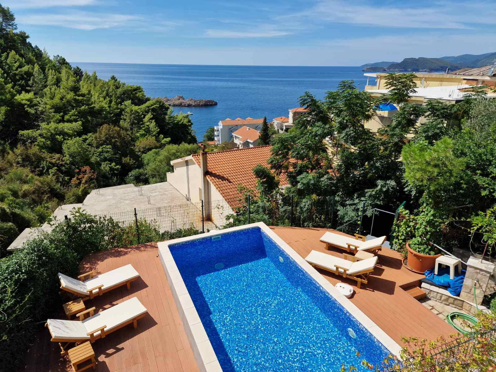 Luksuzna vila sa bazenom i panoramskim pogledom na more na lokaciji Sv. Stefan (Na period do 01.06.2023) - Amfora Real Estate