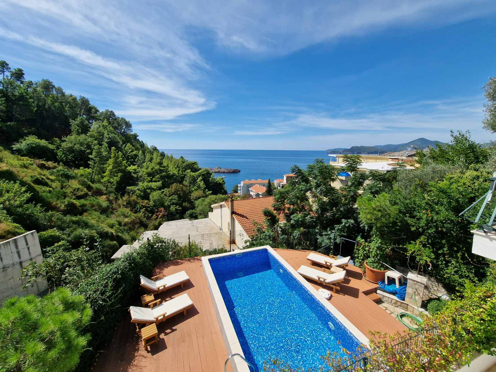 Luksuzna vila sa bazenom i panoramskim pogledom na more na lokaciji Sv. Stefan (Na period do 01.06.2023) - Amfora Real Estate