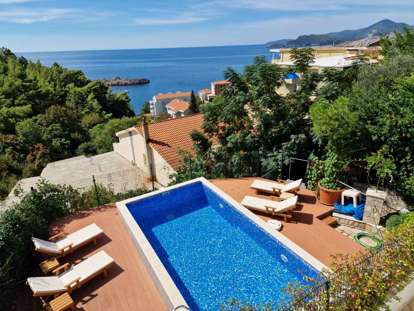 Luksuzna vila sa bazenom i panoramskim pogledom na more na lokaciji Sv. Stefan (Na period do 01.06.2023) - Amfora Real Estate