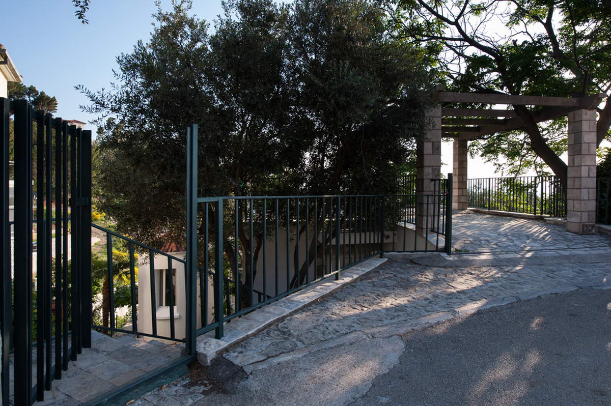 Luksuzna vila sa bazenom i panoramskim pogledom na more na lokaciji Sv. Stefan (Na period do 01.06.2023) - Amfora Real Estate