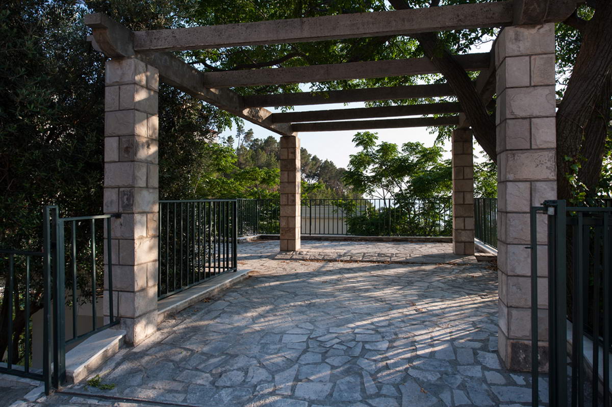 Luksuzna vila sa bazenom i panoramskim pogledom na more na lokaciji Sv. Stefan (Na period do 01.06.2023) - Amfora Real Estate