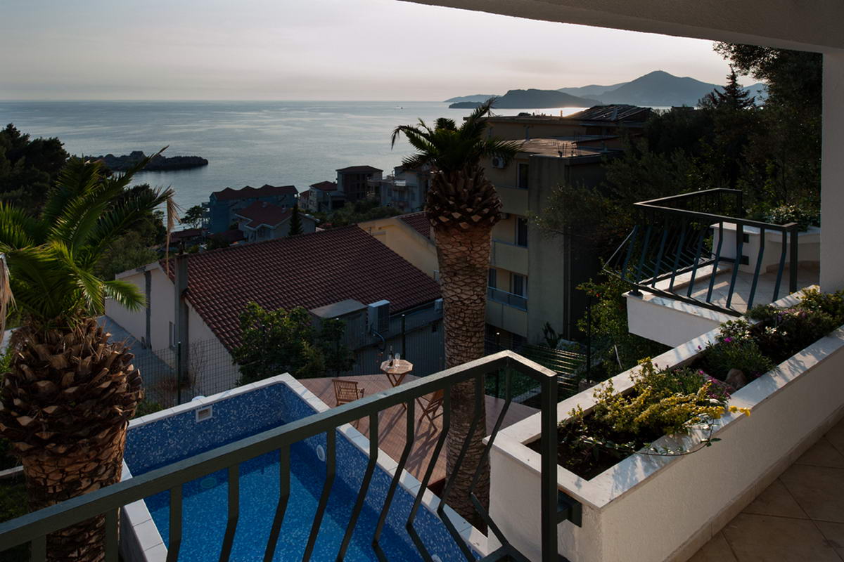 Luksuzna vila sa bazenom i panoramskim pogledom na more na lokaciji Sv. Stefan (Na period do 01.06.2023) - Amfora Real Estate