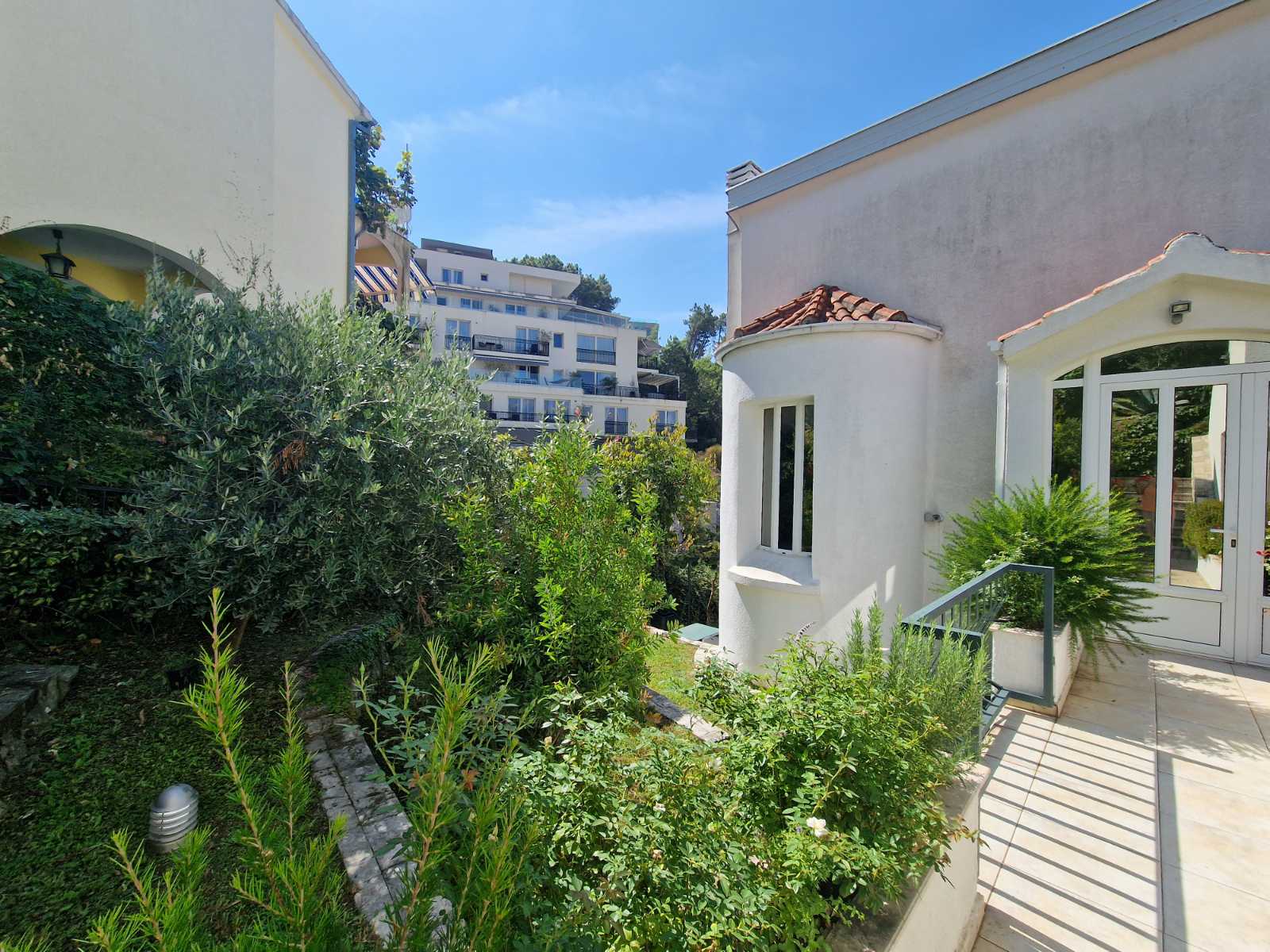 Luksuzna vila sa bazenom i panoramskim pogledom na more na lokaciji Sv. Stefan (Na period do 01.06.2023) - Amfora Real Estate