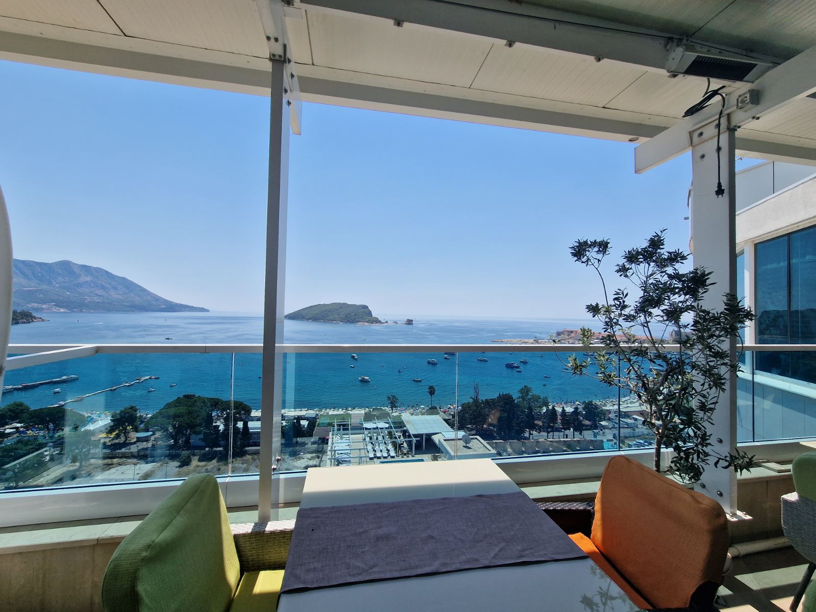 amforaproperty.com/Jednosoban stan 67m2 sa pogledom na more,u kompleksu Tre Canne,Budva.