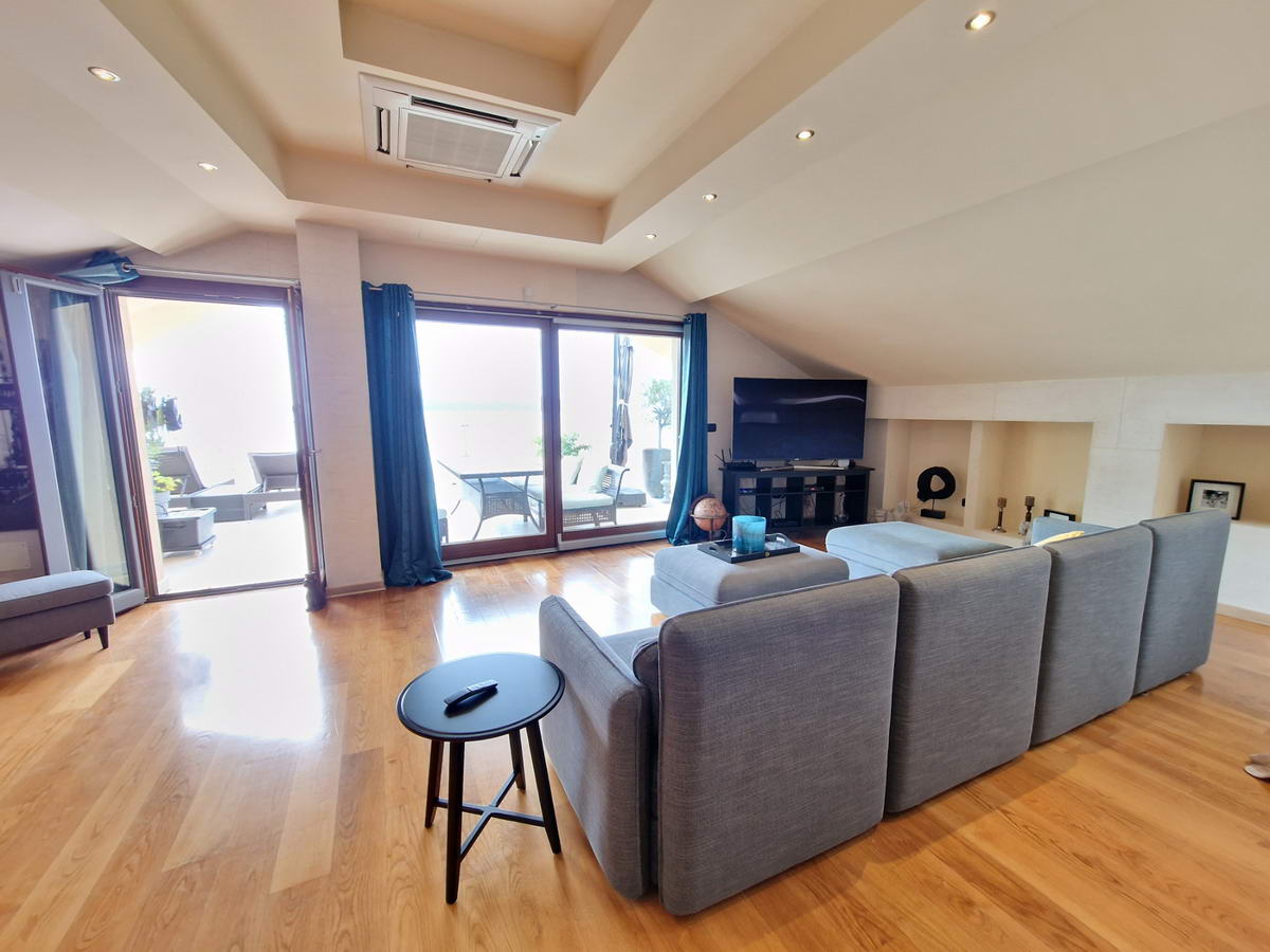 amforaproperty.com/Luksuzan trosoban penthouse površine 230m2 na prvoj liniji mora,Rafailovici(Budva)