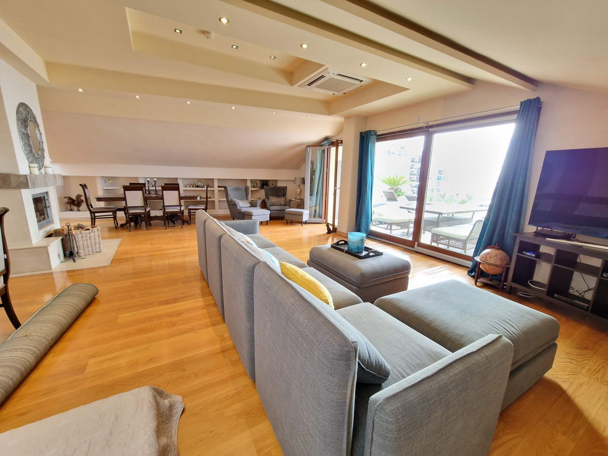 amforaproperty.com/Luksuzan trosoban penthouse površine 230m2 na prvoj liniji mora,Rafailovici(Budva)