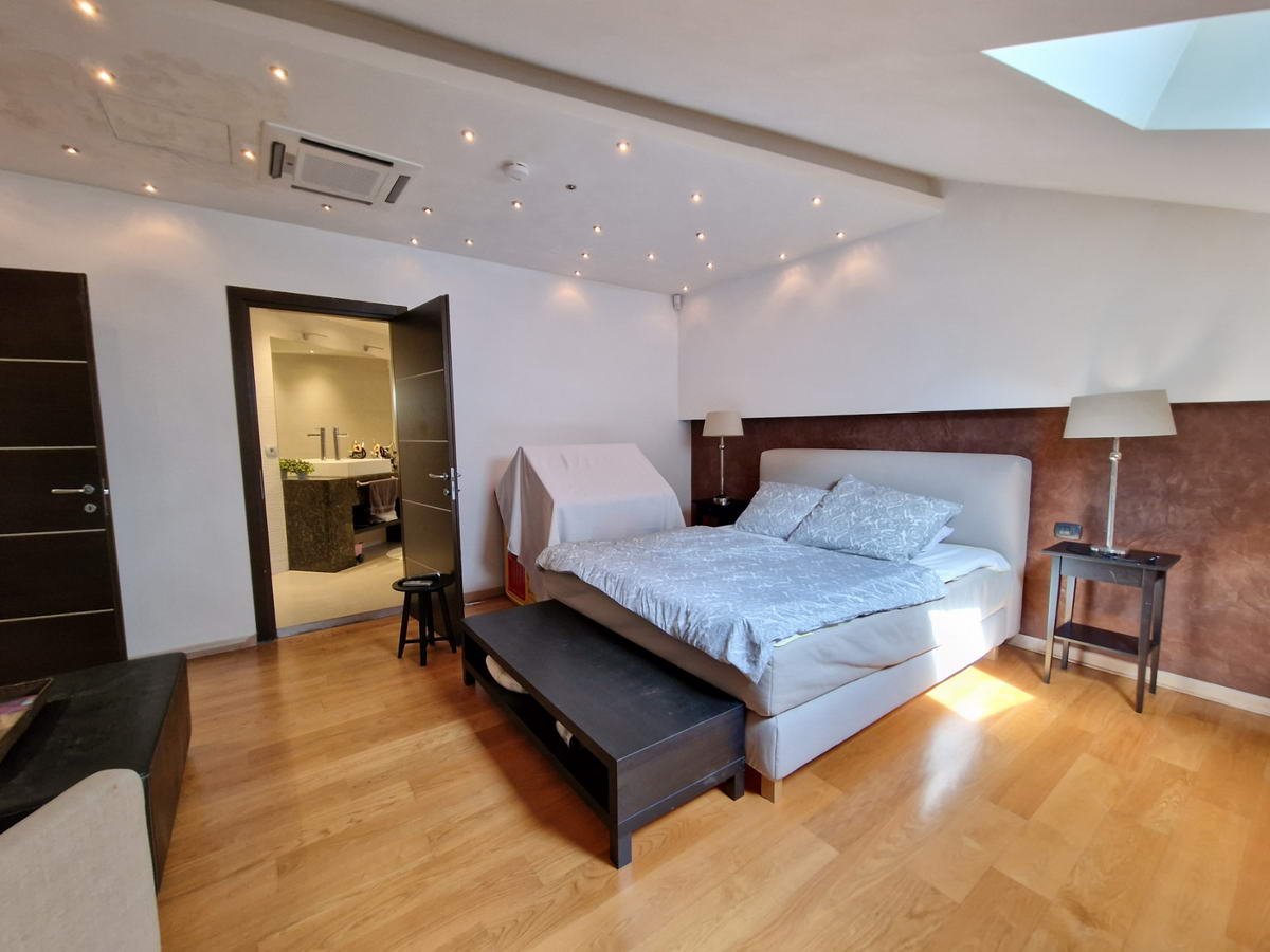 amforaproperty.com/Luksuzan trosoban penthouse površine 230m2 na prvoj liniji mora,Rafailovici(Budva)