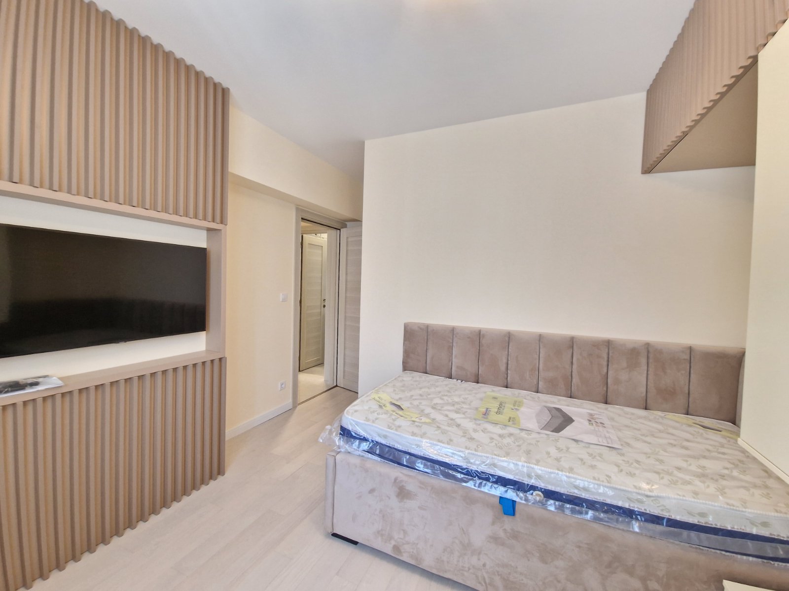 NOV TROSOBAN LUX PENTHOUSE 104M2 + 186M2 PRIPADAJUĆE KROVNE TERASE SA PANORAMSKIM POGLEDOM NA MORE I GRAD,GARAŽNO MESTO UKLJUČENO U CENU ,THE OLD BAKERY-BUDVA.  - Amfora Real Estate