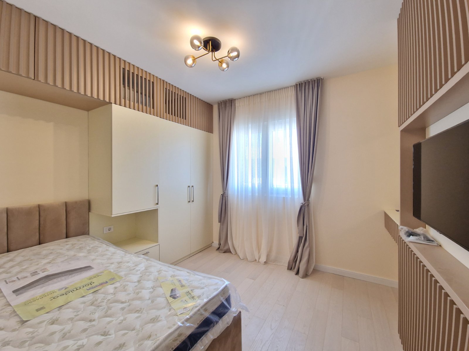 NOV TROSOBAN LUX PENTHOUSE 104M2 + 186M2 PRIPADAJUĆE KROVNE TERASE SA PANORAMSKIM POGLEDOM NA MORE I GRAD,GARAŽNO MESTO UKLJUČENO U CENU ,THE OLD BAKERY-BUDVA.  - Amfora Real Estate