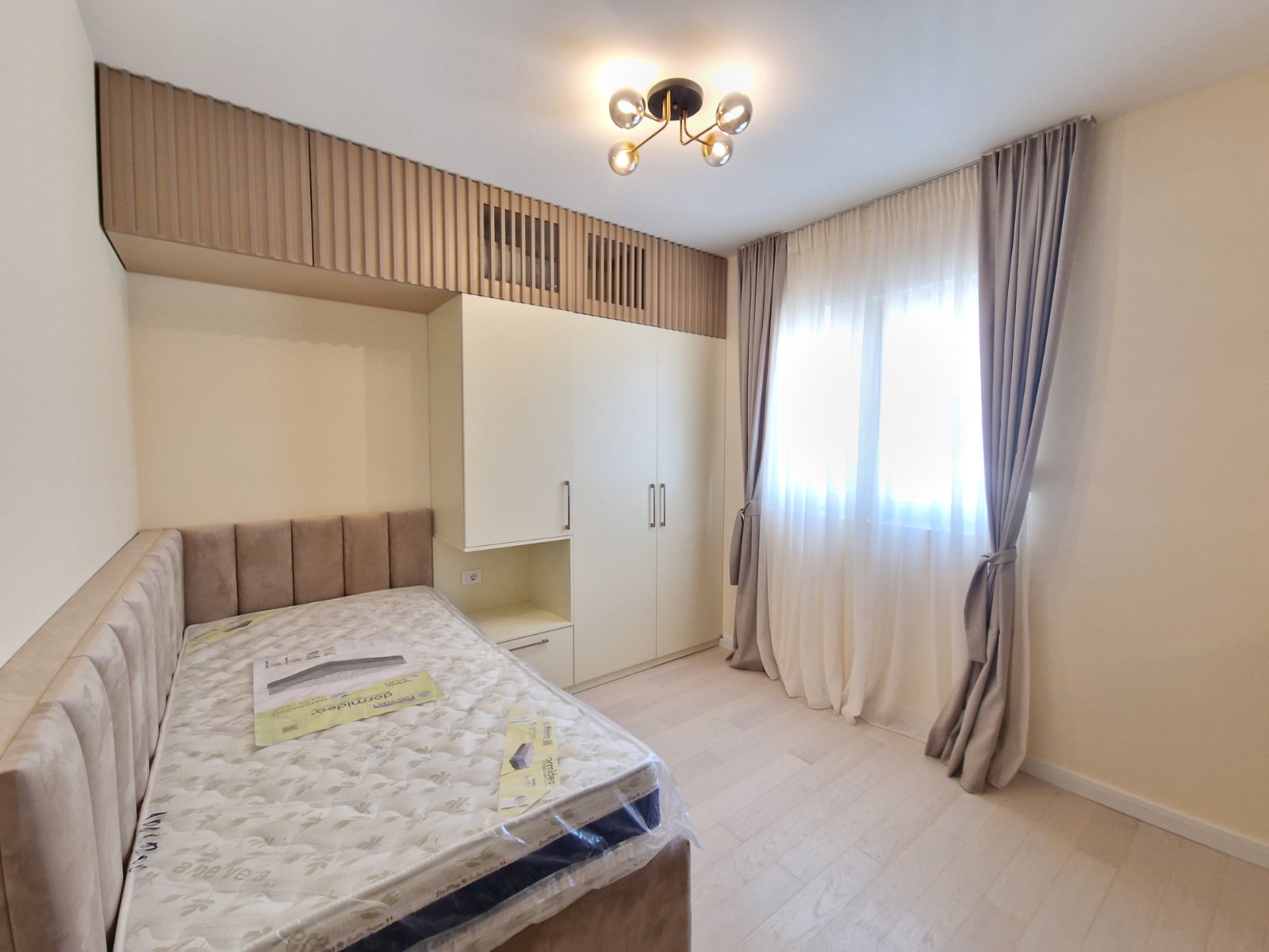 NOV TROSOBAN LUX PENTHOUSE 104M2 + 186M2 PRIPADAJUĆE KROVNE TERASE SA PANORAMSKIM POGLEDOM NA MORE I GRAD,GARAŽNO MESTO UKLJUČENO U CENU ,THE OLD BAKERY-BUDVA.  - Amfora Real Estate