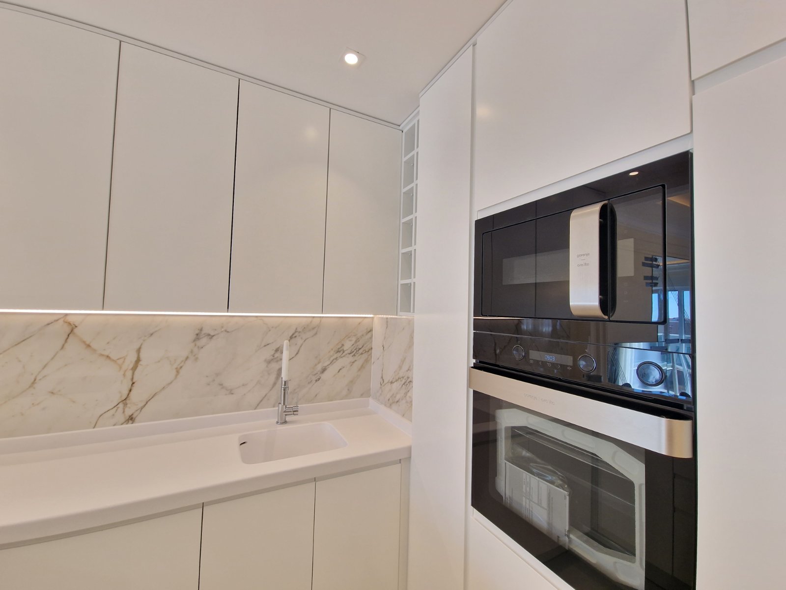 NOV TROSOBAN LUX PENTHOUSE 104M2 + 186M2 PRIPADAJUĆE KROVNE TERASE SA PANORAMSKIM POGLEDOM NA MORE I GRAD,GARAŽNO MESTO UKLJUČENO U CENU ,THE OLD BAKERY-BUDVA.  - Amfora Real Estate