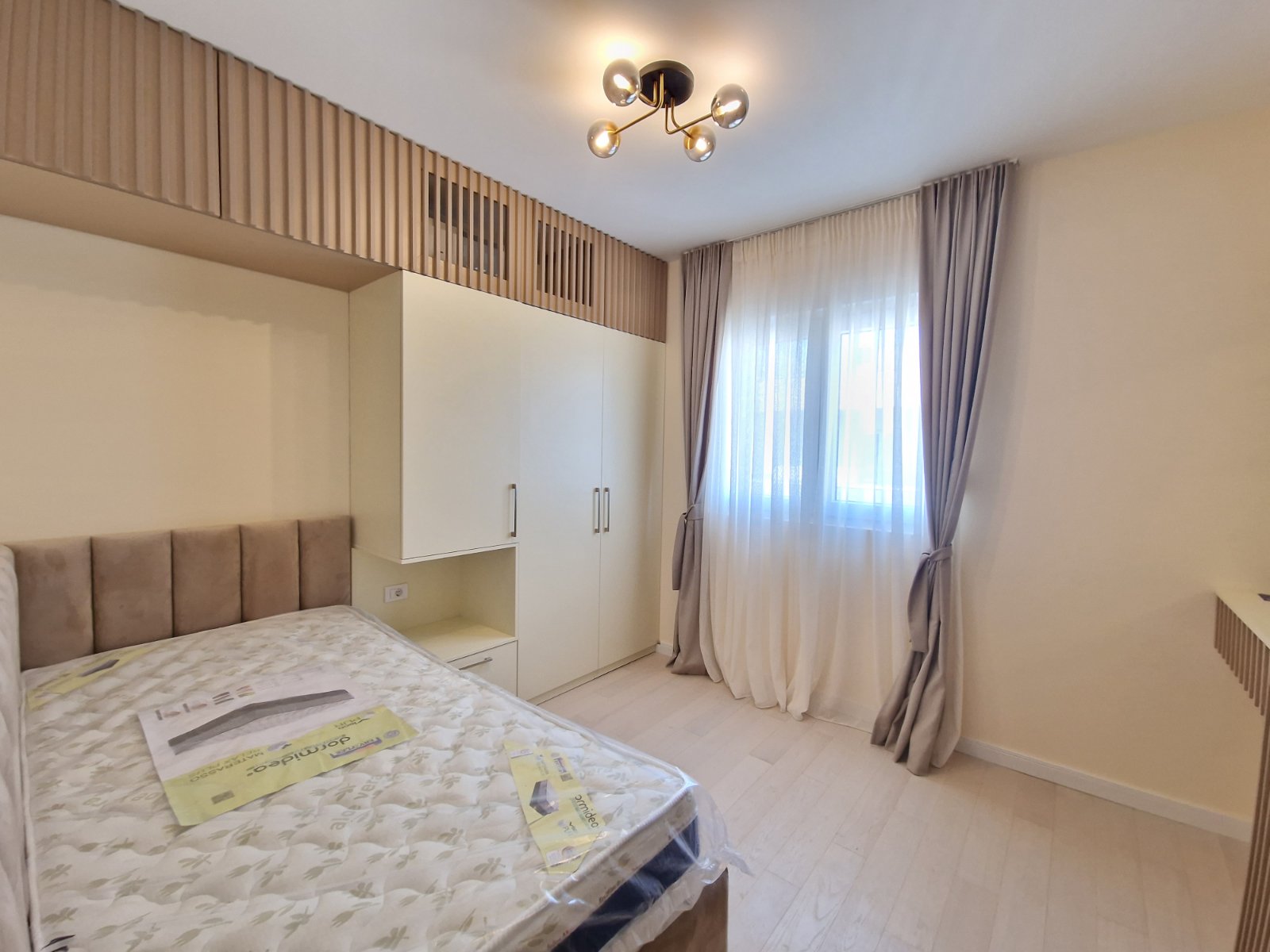 NOV TROSOBAN LUX PENTHOUSE 104M2 + 186M2 PRIPADAJUĆE KROVNE TERASE SA PANORAMSKIM POGLEDOM NA MORE I GRAD,GARAŽNO MESTO UKLJUČENO U CENU ,THE OLD BAKERY-BUDVA.  - Amfora Real Estate