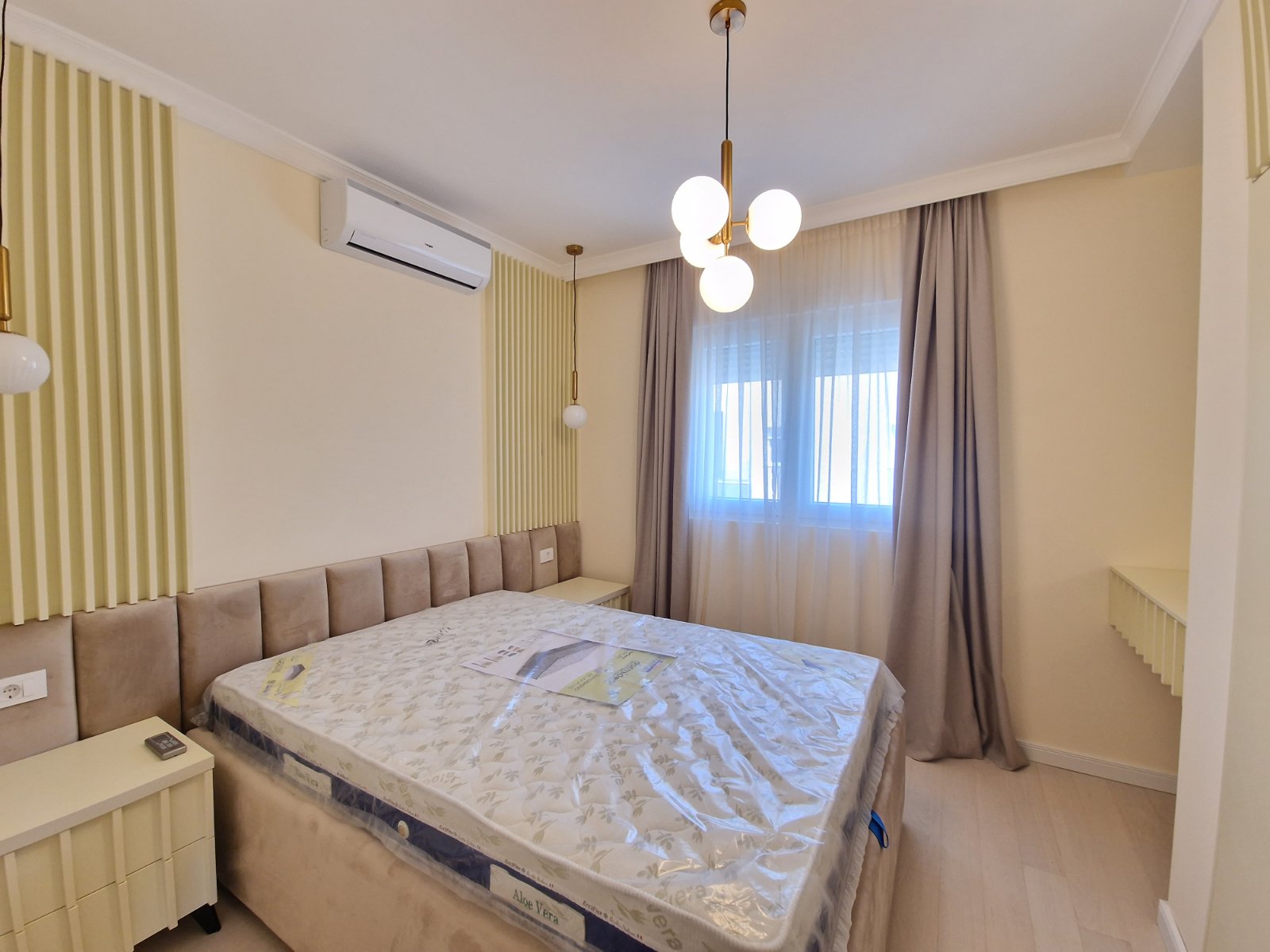 NOV TROSOBAN LUX PENTHOUSE 104M2 + 186M2 PRIPADAJUĆE KROVNE TERASE SA PANORAMSKIM POGLEDOM NA MORE I GRAD,GARAŽNO MESTO UKLJUČENO U CENU ,THE OLD BAKERY-BUDVA.  - Amfora Real Estate