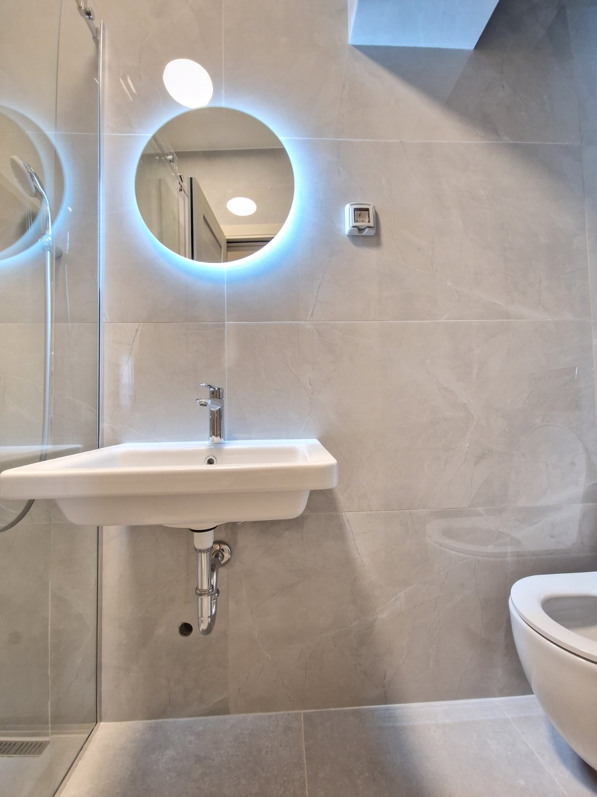 NOV TROSOBAN LUX PENTHOUSE 104M2 + 186M2 PRIPADAJUĆE KROVNE TERASE SA PANORAMSKIM POGLEDOM NA MORE I GRAD,GARAŽNO MESTO UKLJUČENO U CENU ,THE OLD BAKERY-BUDVA.  - Amfora Real Estate