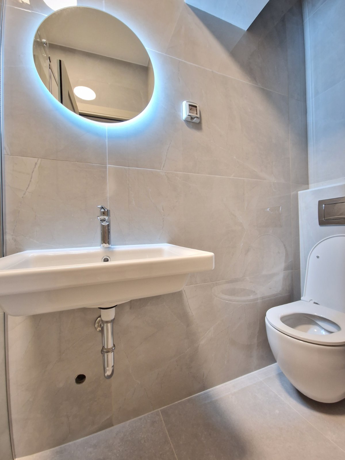 NOV TROSOBAN LUX PENTHOUSE 104M2 + 186M2 PRIPADAJUĆE KROVNE TERASE SA PANORAMSKIM POGLEDOM NA MORE I GRAD,GARAŽNO MESTO UKLJUČENO U CENU ,THE OLD BAKERY-BUDVA.  - Amfora Real Estate