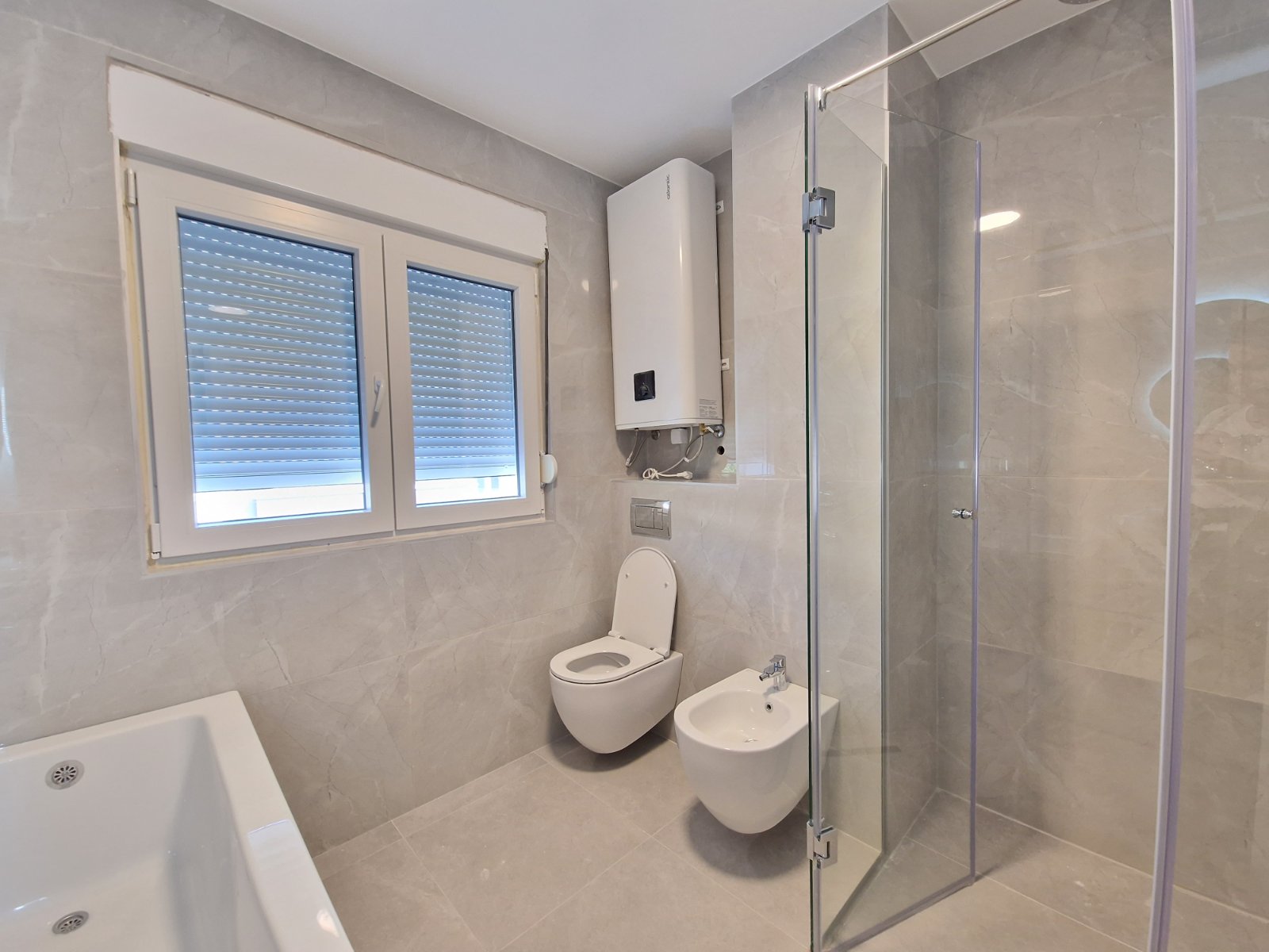 NOV TROSOBAN LUX PENTHOUSE 104M2 + 186M2 PRIPADAJUĆE KROVNE TERASE SA PANORAMSKIM POGLEDOM NA MORE I GRAD,GARAŽNO MESTO UKLJUČENO U CENU ,THE OLD BAKERY-BUDVA.  - Amfora Real Estate