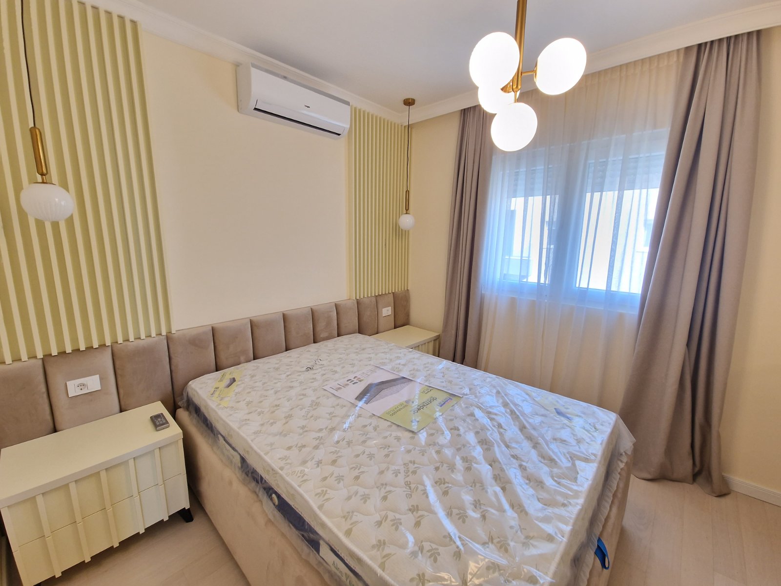 NOV TROSOBAN LUX PENTHOUSE 104M2 + 186M2 PRIPADAJUĆE KROVNE TERASE SA PANORAMSKIM POGLEDOM NA MORE I GRAD,GARAŽNO MESTO UKLJUČENO U CENU ,THE OLD BAKERY-BUDVA.  - Amfora Real Estate