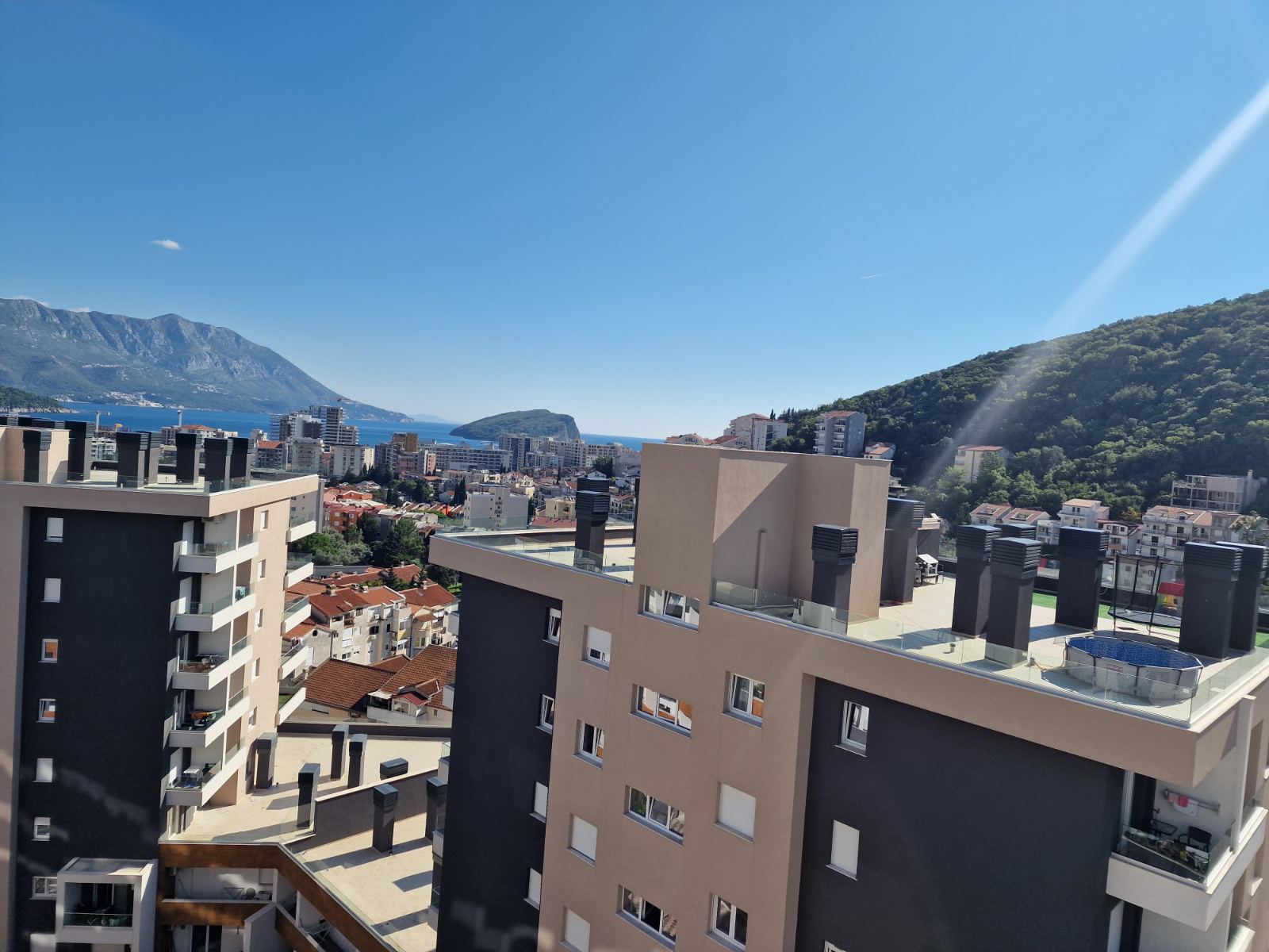 NOV TROSOBAN LUX PENTHOUSE 104M2 + 186M2 PRIPADAJUĆE KROVNE TERASE SA PANORAMSKIM POGLEDOM NA MORE I GRAD,GARAŽNO MESTO UKLJUČENO U CENU ,THE OLD BAKERY-BUDVA.  - Amfora Real Estate