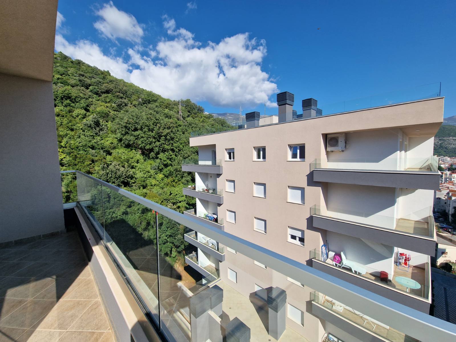 NOV TROSOBAN LUX PENTHOUSE 104M2 + 186M2 PRIPADAJUĆE KROVNE TERASE SA PANORAMSKIM POGLEDOM NA MORE I GRAD,GARAŽNO MESTO UKLJUČENO U CENU ,THE OLD BAKERY-BUDVA.  - Amfora Real Estate