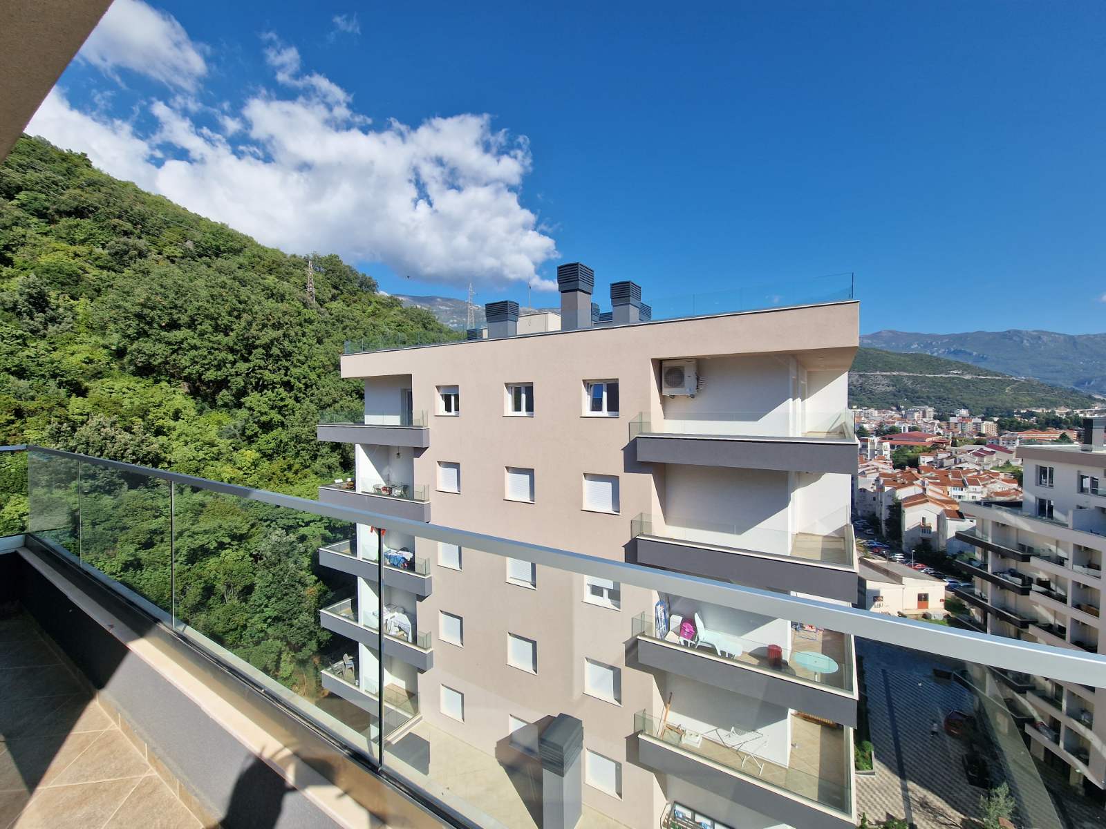 NOV TROSOBAN LUX PENTHOUSE 104M2 + 186M2 PRIPADAJUĆE KROVNE TERASE SA PANORAMSKIM POGLEDOM NA MORE I GRAD,GARAŽNO MESTO UKLJUČENO U CENU ,THE OLD BAKERY-BUDVA.  - Amfora Real Estate