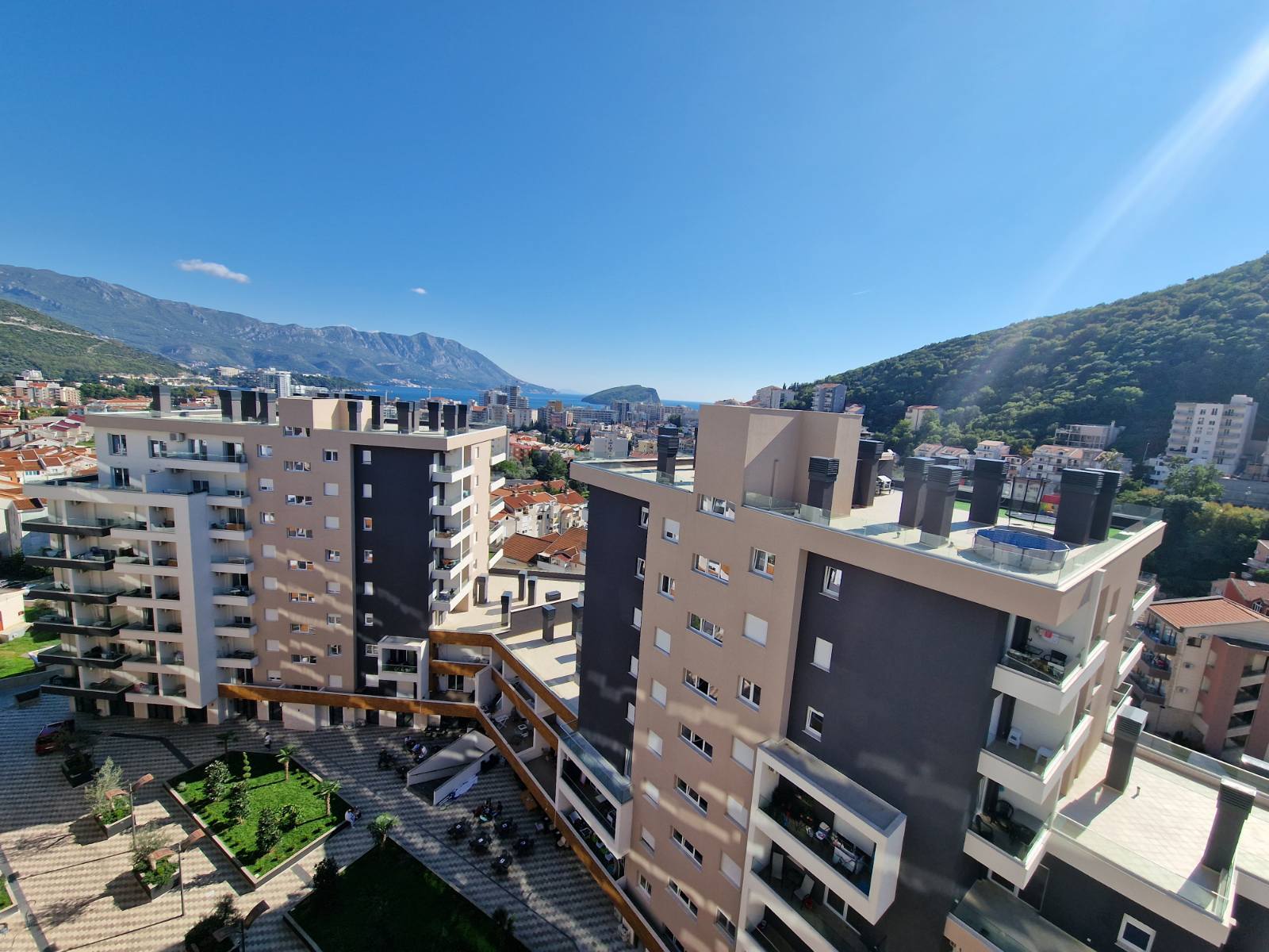 NOV TROSOBAN LUX PENTHOUSE 104M2 + 186M2 PRIPADAJUĆE KROVNE TERASE SA PANORAMSKIM POGLEDOM NA MORE I GRAD,GARAŽNO MESTO UKLJUČENO U CENU ,THE OLD BAKERY-BUDVA.  - Amfora Real Estate