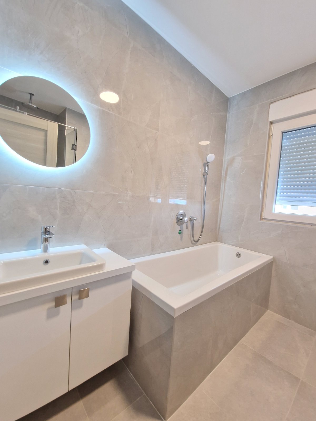 NOV TROSOBAN LUX PENTHOUSE 104M2 + 186M2 PRIPADAJUĆE KROVNE TERASE SA PANORAMSKIM POGLEDOM NA MORE I GRAD,GARAŽNO MESTO UKLJUČENO U CENU ,THE OLD BAKERY-BUDVA.  - Amfora Real Estate