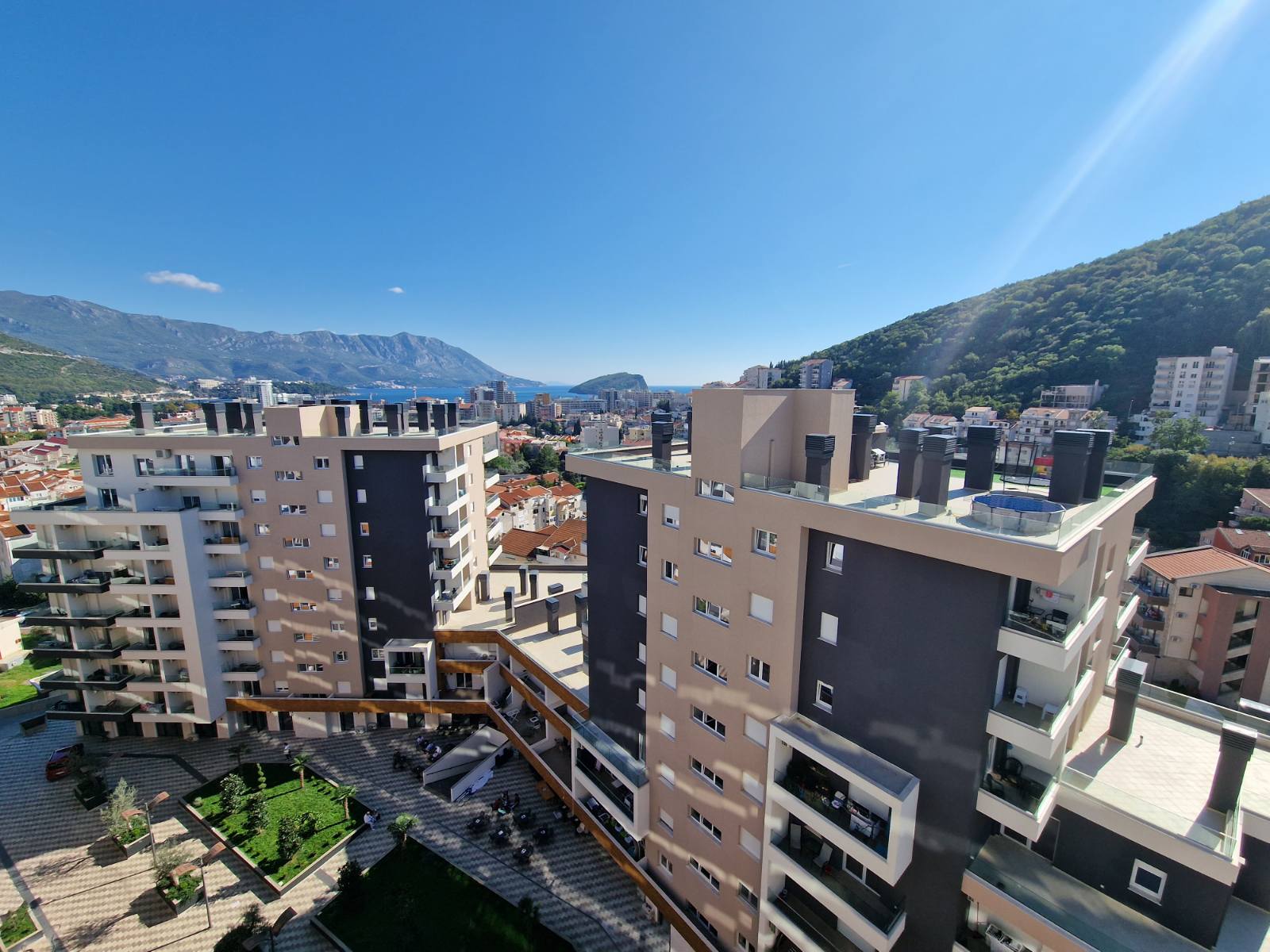 NOV TROSOBAN LUX PENTHOUSE 104M2 + 186M2 PRIPADAJUĆE KROVNE TERASE SA PANORAMSKIM POGLEDOM NA MORE I GRAD,GARAŽNO MESTO UKLJUČENO U CENU ,THE OLD BAKERY-BUDVA.  - Amfora Real Estate