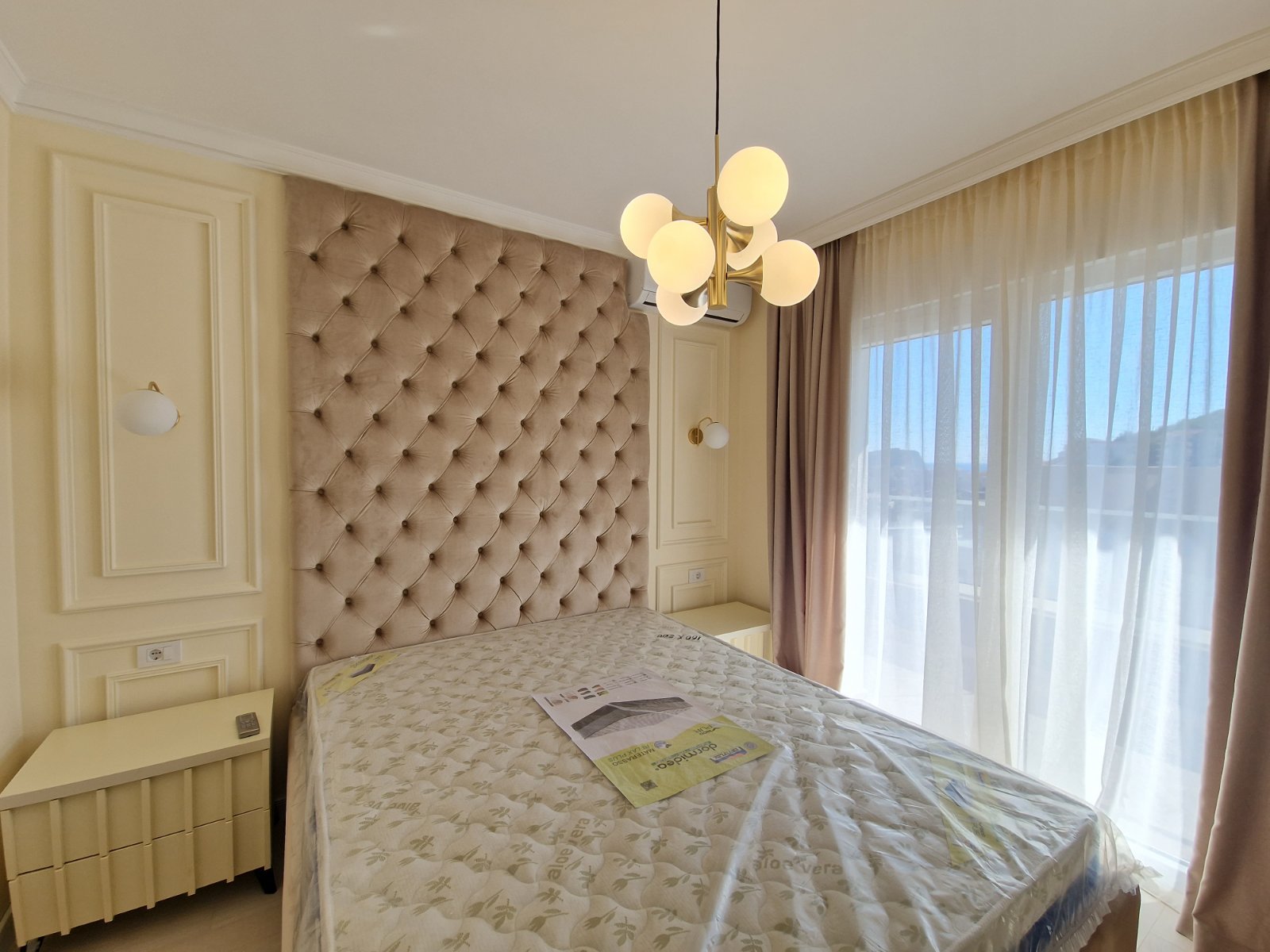 NOV TROSOBAN LUX PENTHOUSE 104M2 + 186M2 PRIPADAJUĆE KROVNE TERASE SA PANORAMSKIM POGLEDOM NA MORE I GRAD,GARAŽNO MESTO UKLJUČENO U CENU ,THE OLD BAKERY-BUDVA.  - Amfora Real Estate