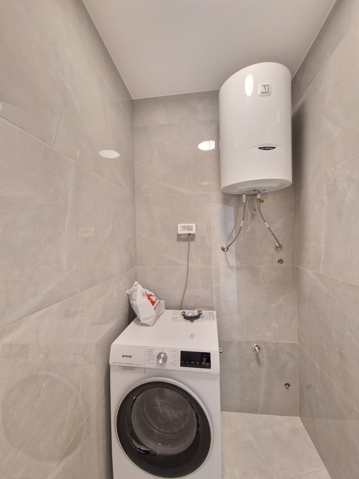 NOV TROSOBAN LUX PENTHOUSE 104M2 + 186M2 PRIPADAJUĆE KROVNE TERASE SA PANORAMSKIM POGLEDOM NA MORE I GRAD,GARAŽNO MESTO UKLJUČENO U CENU ,THE OLD BAKERY-BUDVA.  - Amfora Real Estate