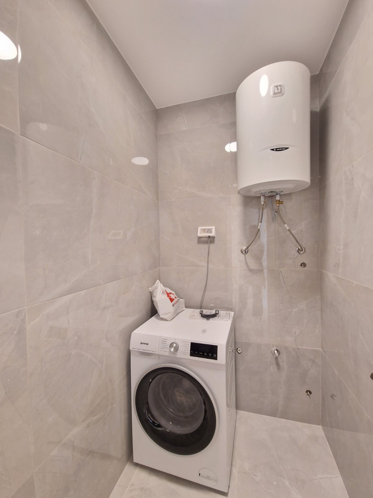 NOV TROSOBAN LUX PENTHOUSE 104M2 + 186M2 PRIPADAJUĆE KROVNE TERASE SA PANORAMSKIM POGLEDOM NA MORE I GRAD,GARAŽNO MESTO UKLJUČENO U CENU ,THE OLD BAKERY-BUDVA.  - Amfora Real Estate