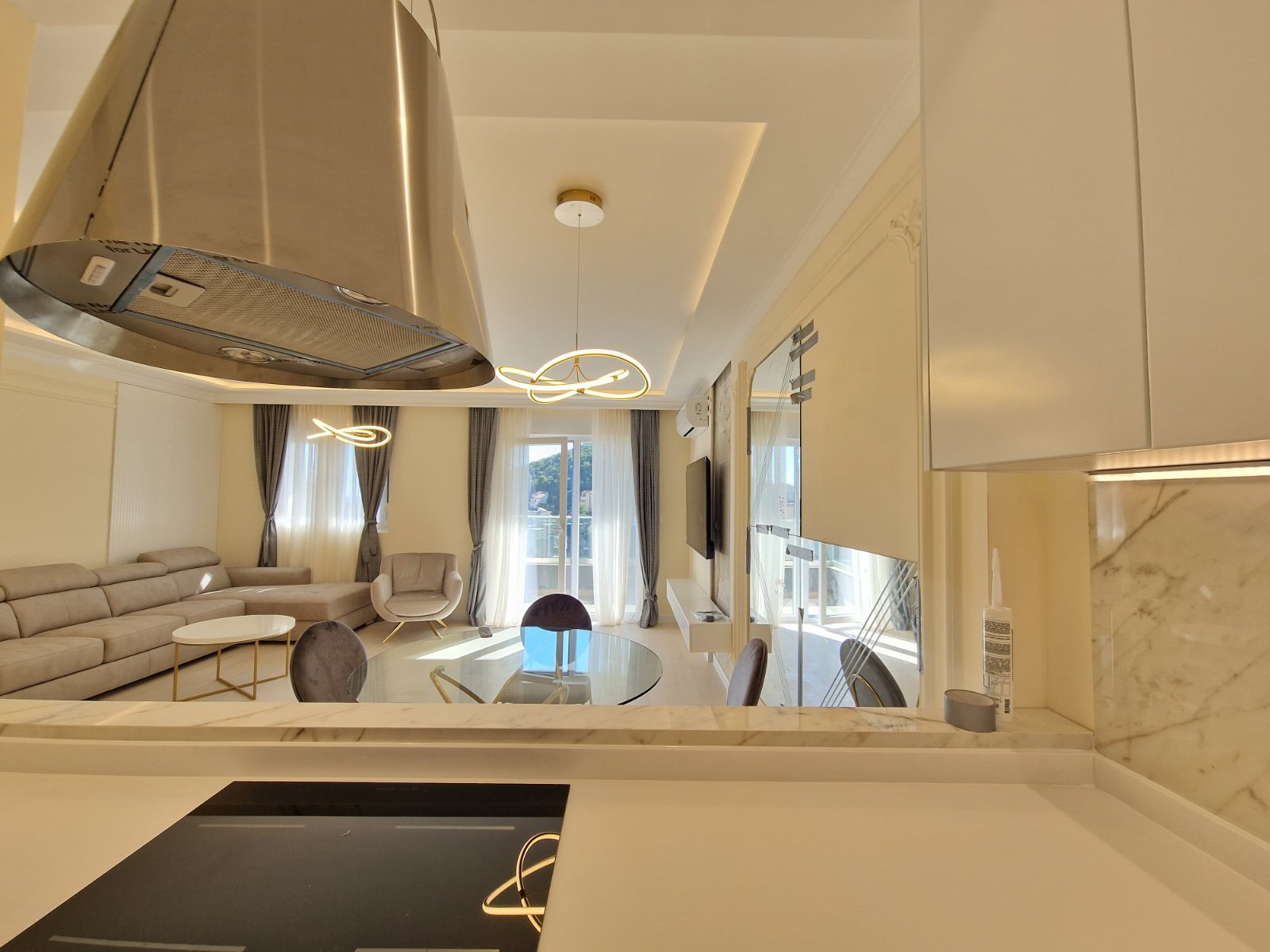 NOV TROSOBAN LUX PENTHOUSE 104M2 + 186M2 PRIPADAJUĆE KROVNE TERASE SA PANORAMSKIM POGLEDOM NA MORE I GRAD,GARAŽNO MESTO UKLJUČENO U CENU ,THE OLD BAKERY-BUDVA.  - Amfora Real Estate