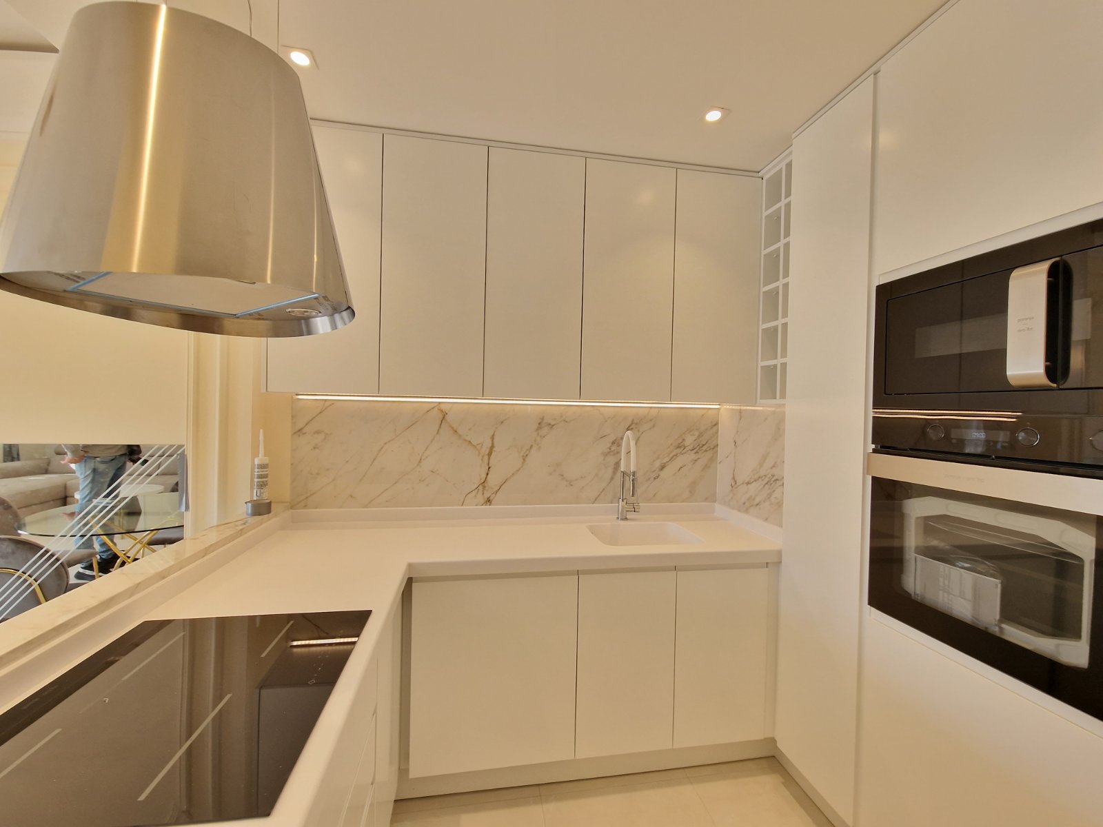 NOV TROSOBAN LUX PENTHOUSE 104M2 + 186M2 PRIPADAJUĆE KROVNE TERASE SA PANORAMSKIM POGLEDOM NA MORE I GRAD,GARAŽNO MESTO UKLJUČENO U CENU ,THE OLD BAKERY-BUDVA.  - Amfora Real Estate