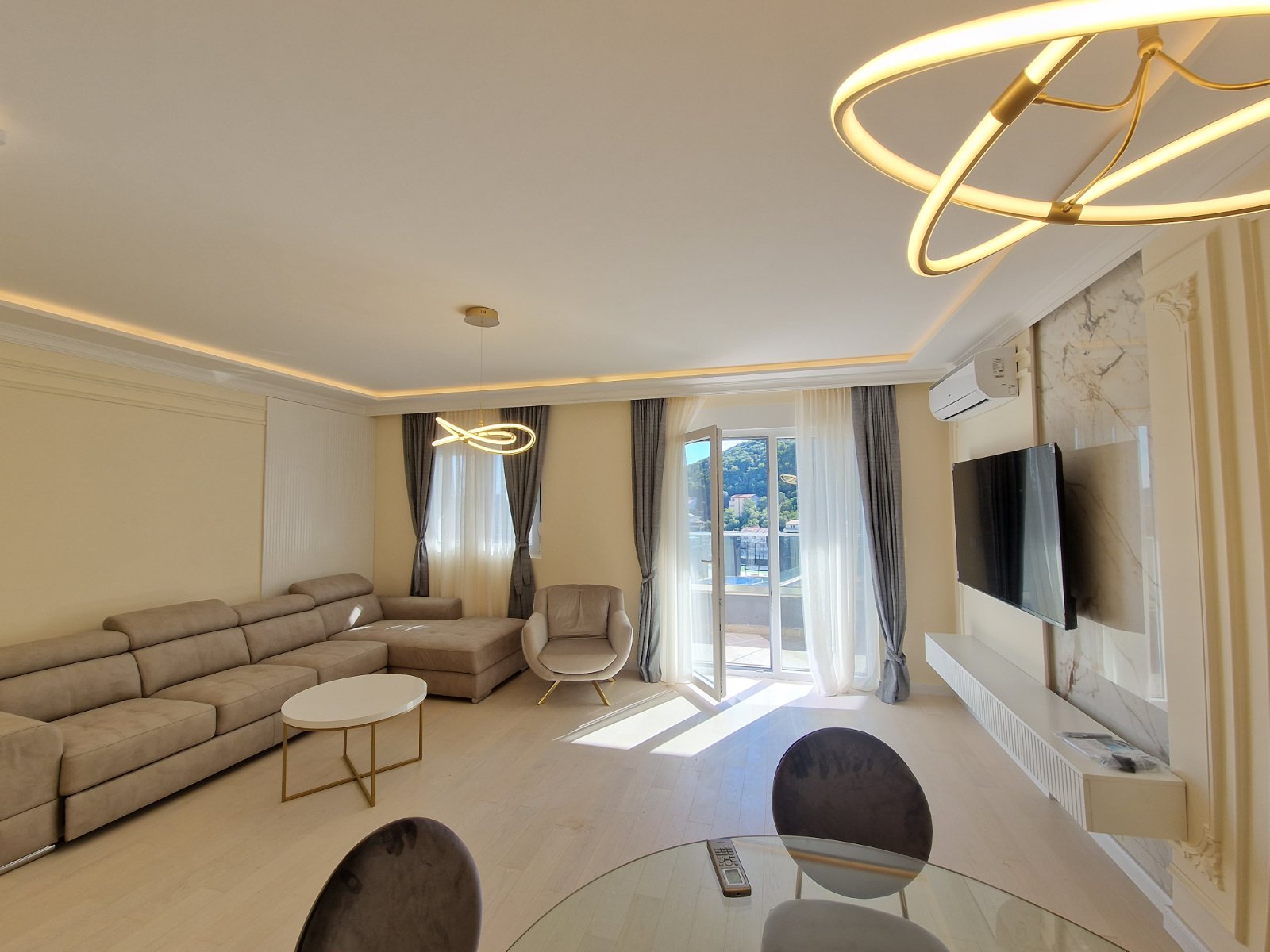 NOV TROSOBAN LUX PENTHOUSE 104M2 + 186M2 PRIPADAJUĆE KROVNE TERASE SA PANORAMSKIM POGLEDOM NA MORE I GRAD,GARAŽNO MESTO UKLJUČENO U CENU ,THE OLD BAKERY-BUDVA.  - Amfora Real Estate