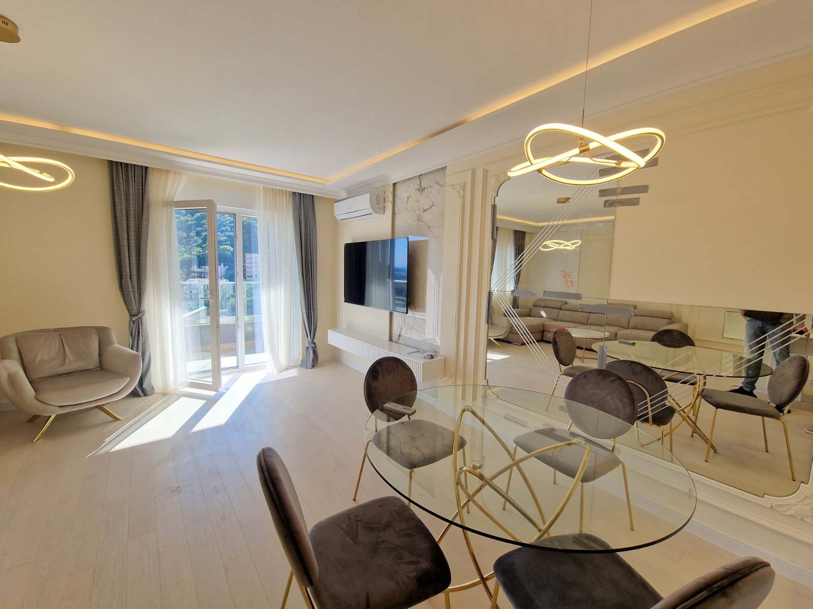 NOV TROSOBAN LUX PENTHOUSE 104M2 + 186M2 PRIPADAJUĆE KROVNE TERASE SA PANORAMSKIM POGLEDOM NA MORE I GRAD,GARAŽNO MESTO UKLJUČENO U CENU ,THE OLD BAKERY-BUDVA.  - Amfora Real Estate