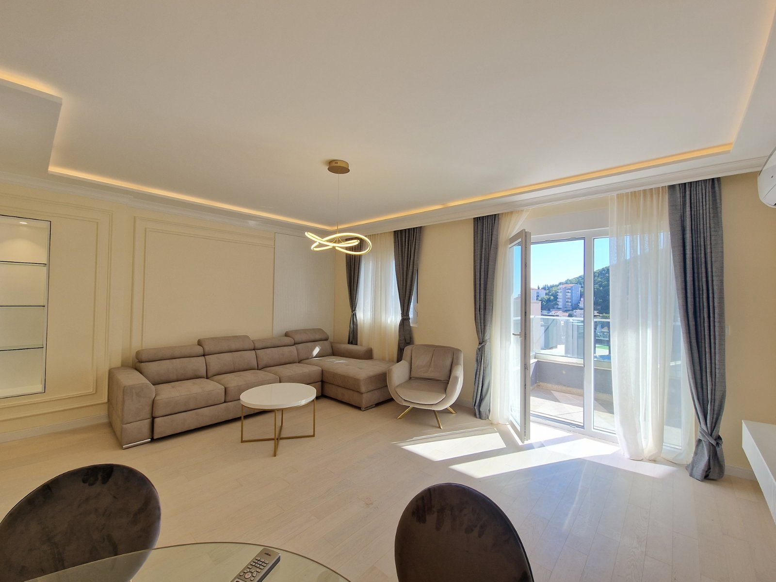 NOV TROSOBAN LUX PENTHOUSE 104M2 + 186M2 PRIPADAJUĆE KROVNE TERASE SA PANORAMSKIM POGLEDOM NA MORE I GRAD,GARAŽNO MESTO UKLJUČENO U CENU ,THE OLD BAKERY-BUDVA.  - Amfora Real Estate