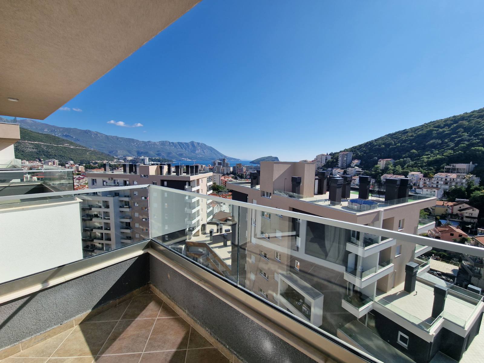 NOV TROSOBAN LUX PENTHOUSE 104M2 + 186M2 PRIPADAJUĆE KROVNE TERASE SA PANORAMSKIM POGLEDOM NA MORE I GRAD,GARAŽNO MESTO UKLJUČENO U CENU ,THE OLD BAKERY-BUDVA.  - Amfora Real Estate