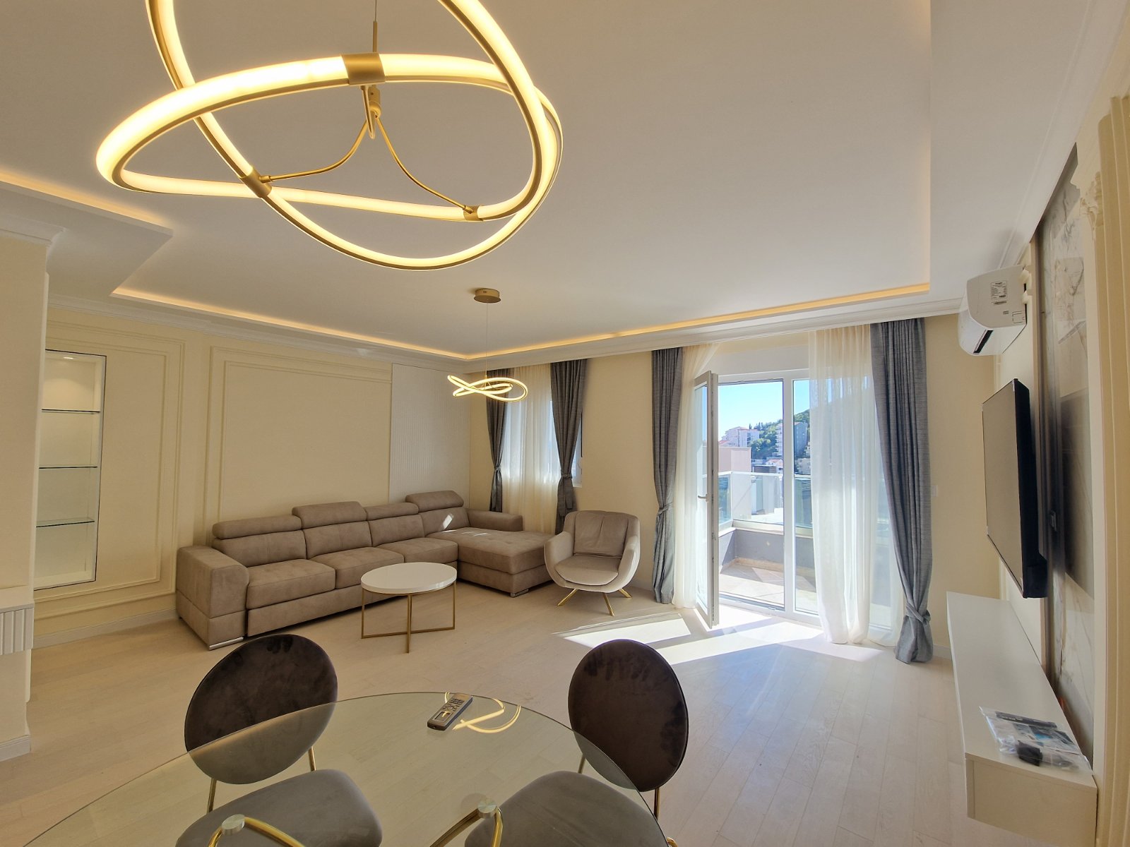 NOV TROSOBAN LUX PENTHOUSE 104M2 + 186M2 PRIPADAJUĆE KROVNE TERASE SA PANORAMSKIM POGLEDOM NA MORE I GRAD,GARAŽNO MESTO UKLJUČENO U CENU ,THE OLD BAKERY-BUDVA.  - Amfora Real Estate