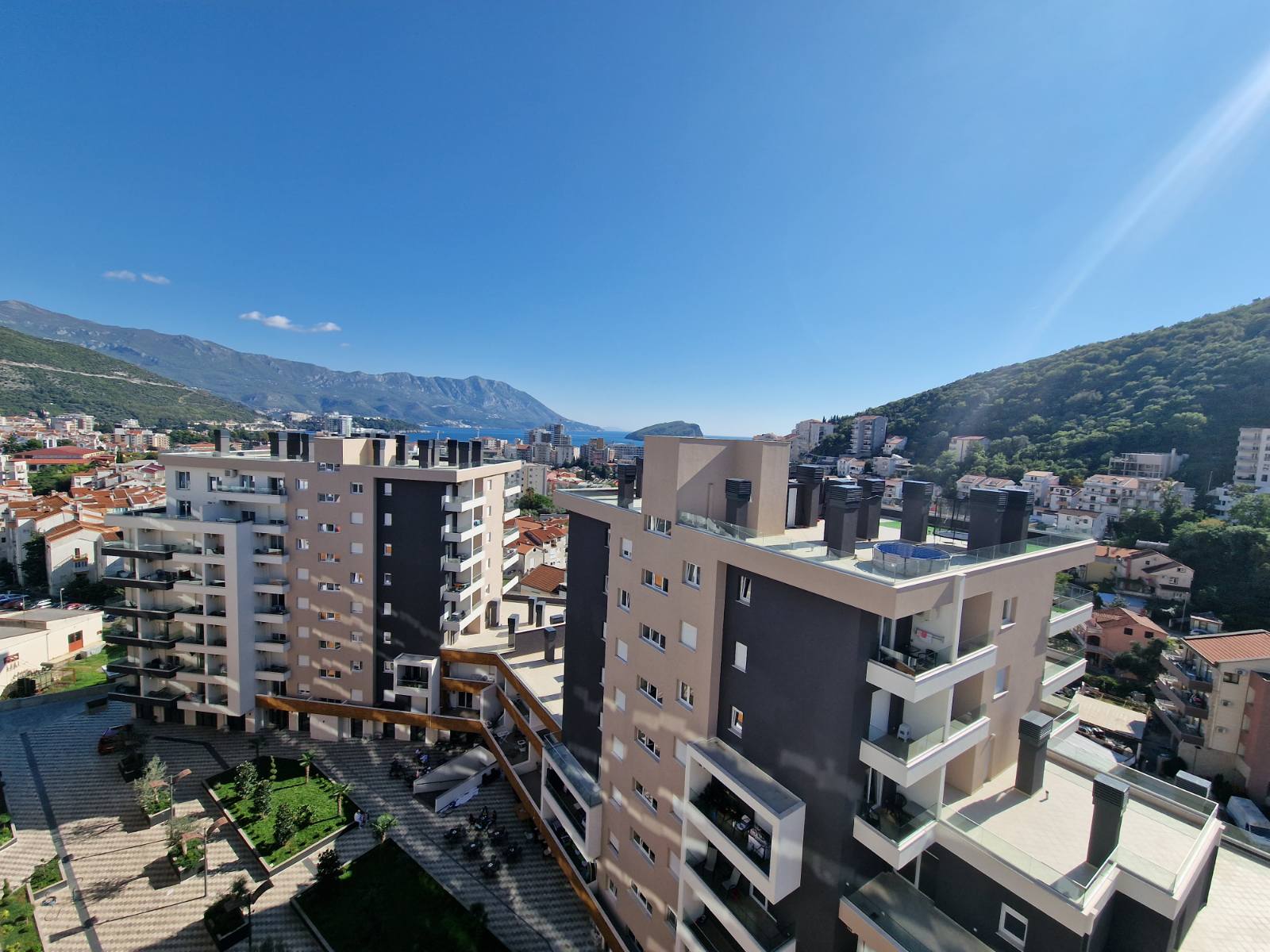 NOV TROSOBAN LUX PENTHOUSE 104M2 + 186M2 PRIPADAJUĆE KROVNE TERASE SA PANORAMSKIM POGLEDOM NA MORE I GRAD,GARAŽNO MESTO UKLJUČENO U CENU ,THE OLD BAKERY-BUDVA.  - Amfora Real Estate