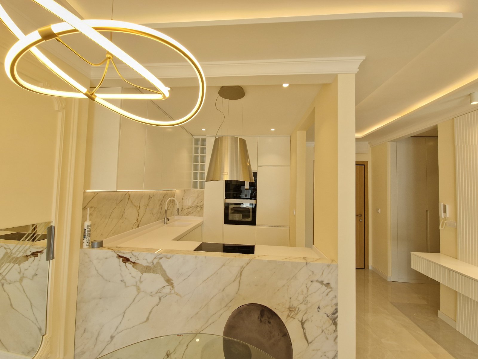 NOV TROSOBAN LUX PENTHOUSE 104M2 + 186M2 PRIPADAJUĆE KROVNE TERASE SA PANORAMSKIM POGLEDOM NA MORE I GRAD,GARAŽNO MESTO UKLJUČENO U CENU ,THE OLD BAKERY-BUDVA.  - Amfora Real Estate