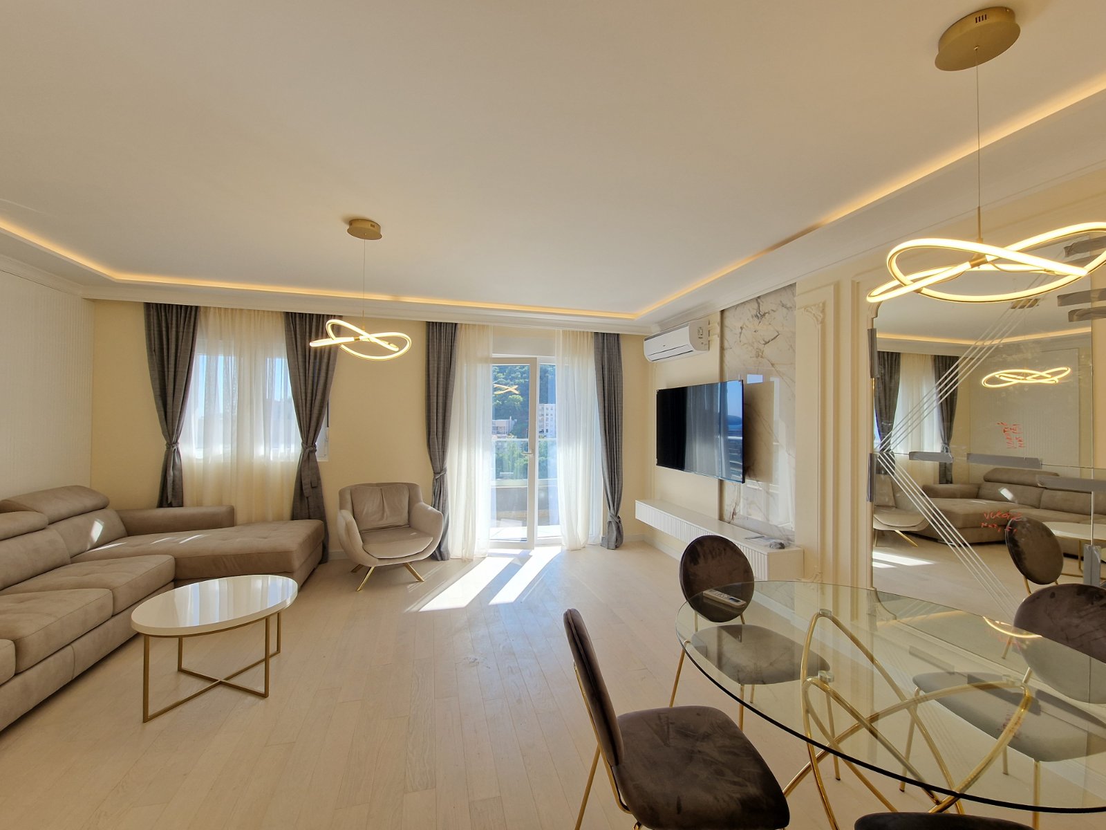 NOV TROSOBAN LUX PENTHOUSE 104M2 + 186M2 PRIPADAJUĆE KROVNE TERASE SA PANORAMSKIM POGLEDOM NA MORE I GRAD,GARAŽNO MESTO UKLJUČENO U CENU ,THE OLD BAKERY-BUDVA.  - Amfora Real Estate