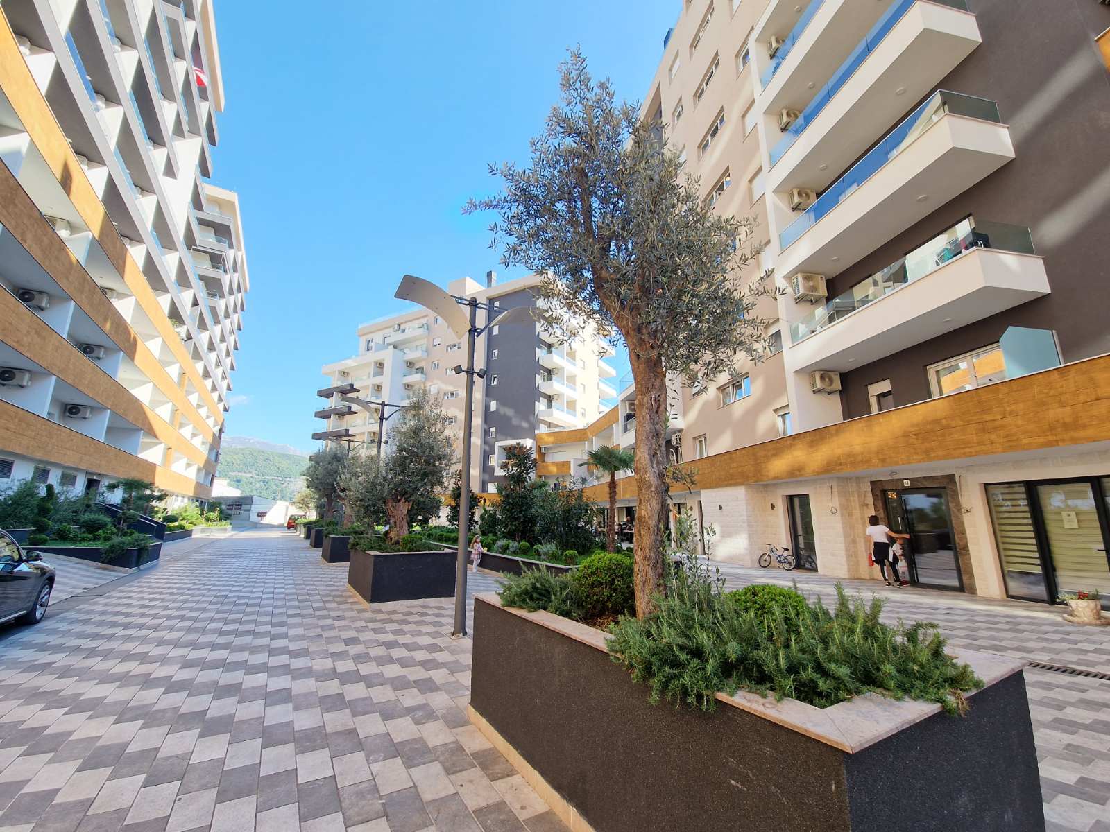 NOV TROSOBAN LUX PENTHOUSE 104M2 + 186M2 PRIPADAJUĆE KROVNE TERASE SA PANORAMSKIM POGLEDOM NA MORE I GRAD,GARAŽNO MESTO UKLJUČENO U CENU ,THE OLD BAKERY-BUDVA.  - Amfora Real Estate