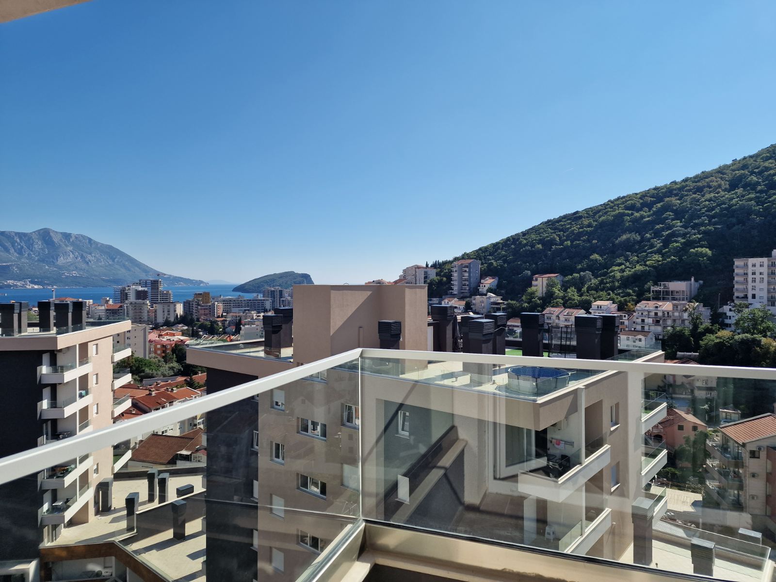 NOV TROSOBAN LUX PENTHOUSE 104M2 + 186M2  KROVNE TERASE SA PANORAMSKIM POGLEDOM NA MORE I GRAD,GARAŽNO MESTO UKLJUČENO U CENU ,THE OLD BAKERY-BUDVA. (NA DUZI VREMENSKI PERIOD)  - Amfora Real Estate