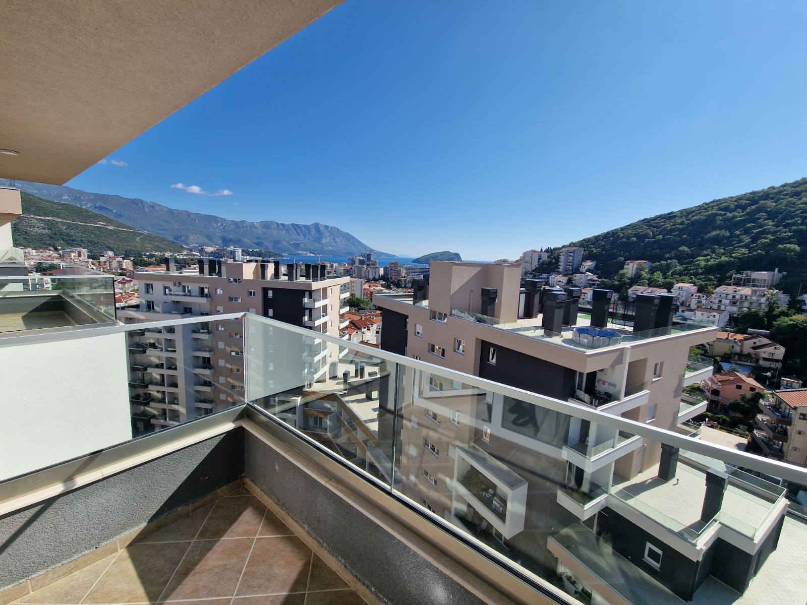 NOV TROSOBAN LUX PENTHOUSE 104M2 + 186M2  KROVNE TERASE SA PANORAMSKIM POGLEDOM NA MORE I GRAD,GARAŽNO MESTO UKLJUČENO U CENU ,THE OLD BAKERY-BUDVA. (NA DUZI VREMENSKI PERIOD)  - Amfora Real Estate