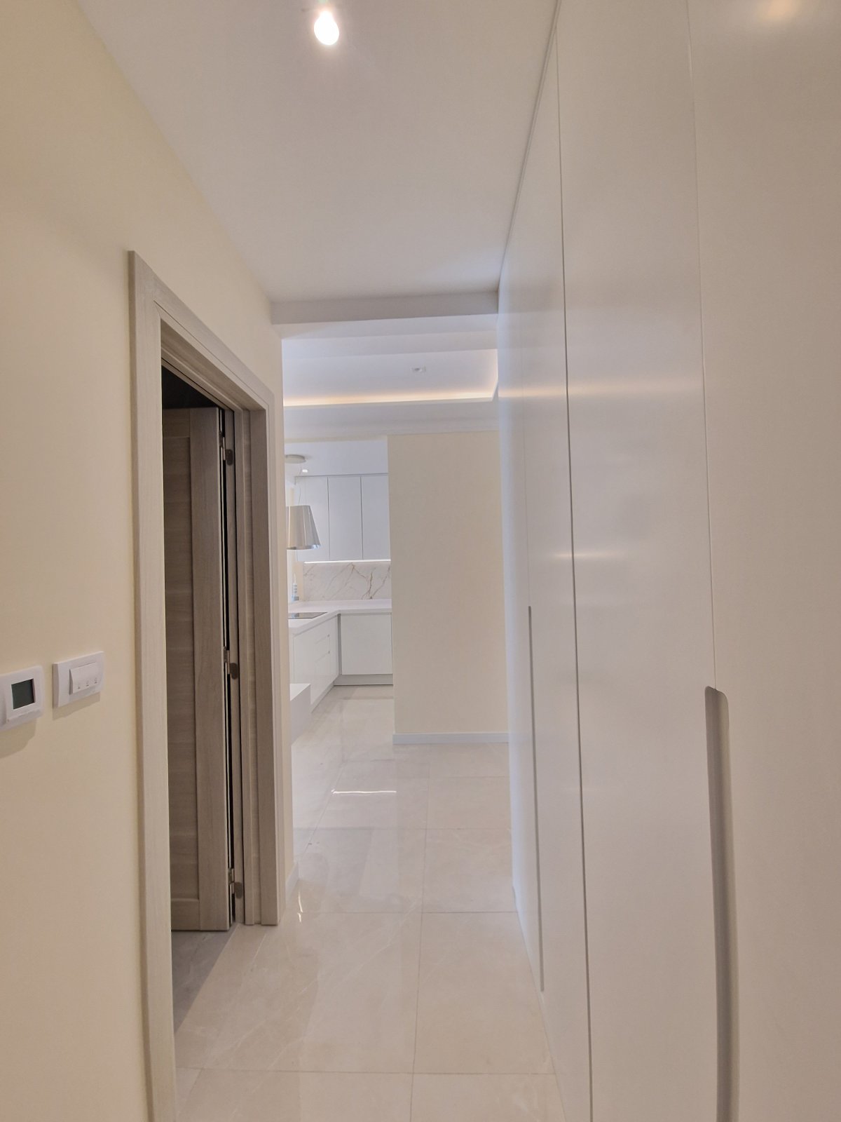 NOV TROSOBAN LUX PENTHOUSE 104M2 + 186M2  KROVNE TERASE SA PANORAMSKIM POGLEDOM NA MORE I GRAD,GARAŽNO MESTO UKLJUČENO U CENU ,THE OLD BAKERY-BUDVA. (NA DUZI VREMENSKI PERIOD)  - Amfora Real Estate